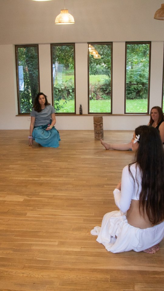 Travail sur le pehe Paea 🪘
En duo, une nouvelle élève et une ancienne, les vahine du cours de Lamballe travail les combo sur les pehe.
Consigne :
- 2 pas de base (+1 variante si on se sent à l'aise)
- thématique au choix pour travailler la gestuelle
Bravo les danseuses 🌺🔥
#oritahiti #dansetahitienne #combo #danseuse #practice