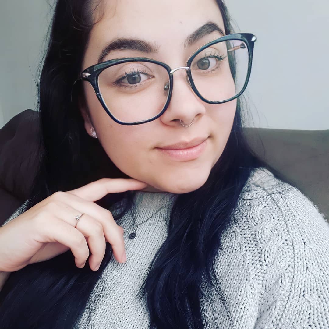 E se eu contar para vocês que eu acabei de ministrar a minha primeira aula para uma turma de pós-graduação?
No início deste ano fui convidada pelo CEFI, local que eu fiz minha especialização, para ser monitora de uma turma deles. Uma das minhas atribuições seria ministrar algumas aulas.
Hoje dei minha primeira aula, ainda inspirada no meu TCC, escolhi o tema da Coparentalidade.
Quando escolhi aceitar esse desafio me questionei muito se tinha feito uma boa escolha, tive medo. Medo de não estar preparada o suficiente, de esquecer algo ou falar alguma besteira.
Para combater esses medos, estudei bastante o tema, preparei com muita antecedência minha aula, pedi um feedback da professora responsável pela turma e depois separei um tempo para treinar minha apresentação.
Hoje eu estava bem confiante e daí poucas horas antes, a ansiedade bateu, o medo e os pensamentos de que eu poderia fazer algo errado voltaram. Nada condizente com a plenitude dessa foto que tirei pensando em postar contando para vocês essa novidade.
Eu respirei fundo e tentei lembrar que tinha me preparado para aquilo, feito o melhor que poderia fazer. Tudo o que estava ao meu alcance até então.
A quem possa interessar a aula foi bem, não esqueci de nada, mas falei um pouco mais rápido do que eu gostaria. Faço isso quando fico nervosa.
A moral desta história é que fazer algo importante pela primeira vez, vai gerar algum tipo medo. O melhor que podemos fazer nessas situações é realizar aquilo que está ao nosso alcance. Dar o nosso melhor, dentro das nossas possibilidades.
Todos temos medo diante do desconhecido, o importante é não deixar ele te impedir de realizar coisas significativas, nem deixar com que ele te defina.
❤️🌻