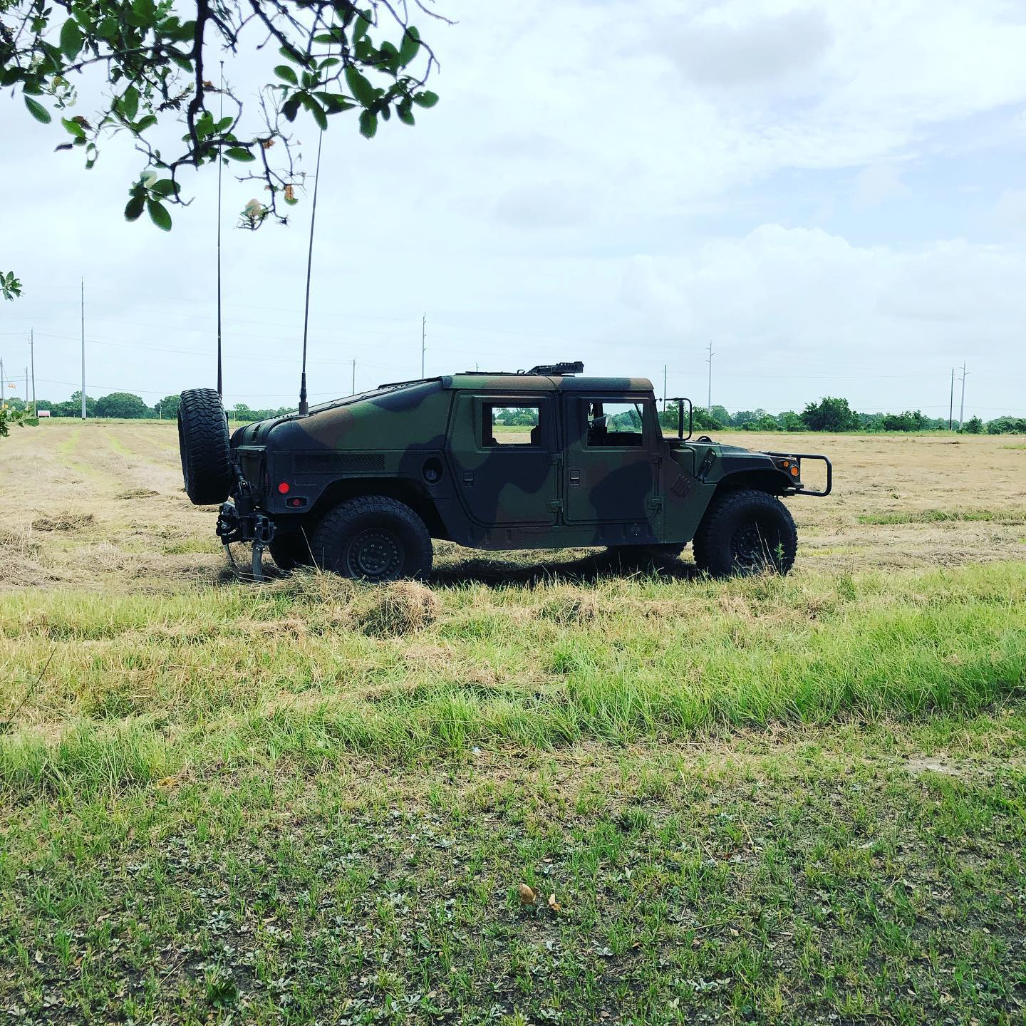 Sitting pretty #HMMWV #hmmwvlife #military #tx #texas #merica #usa #army #navy #airforce #marines #coastguard #sar #recruitment #nusafm #pedro #phrog #phrogsforever #pedro-01 #rappelling #petzel #petzel_official #America #hh46 #ch46 #rigging #pilot #crewchief #ao