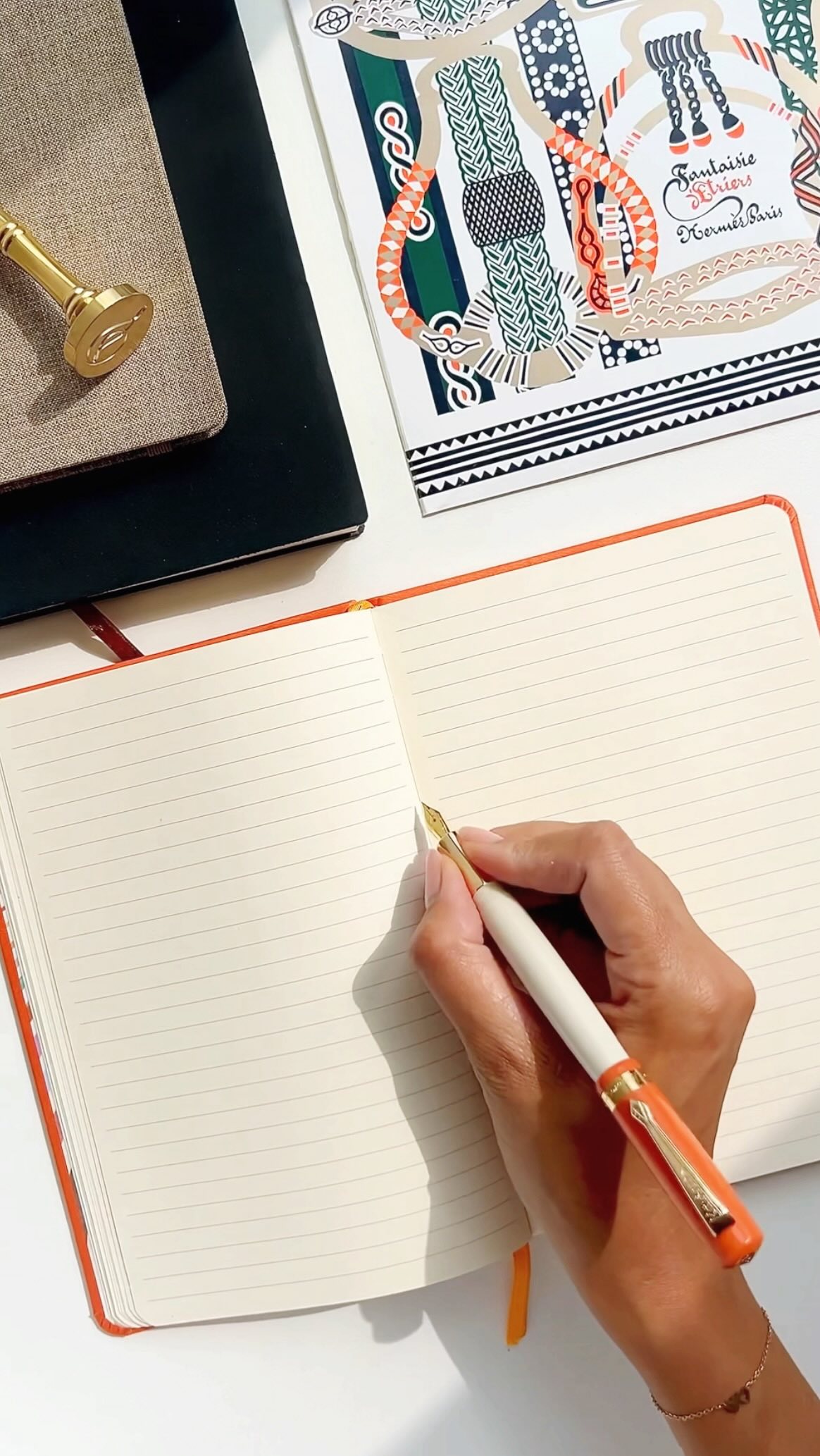 Happy Handwriting Day! ✨
Today’s the perfect moment to pick up your pen.
But are you holding it the right way?
The dynamic tripod grip allows free finger movement, better control, and lasting comfort, making it the most efficient way to write ✍️
Your hand will thank you.
#handwritingday #handwritingtips #handwriting #handwritinggoals #handwritingpractice