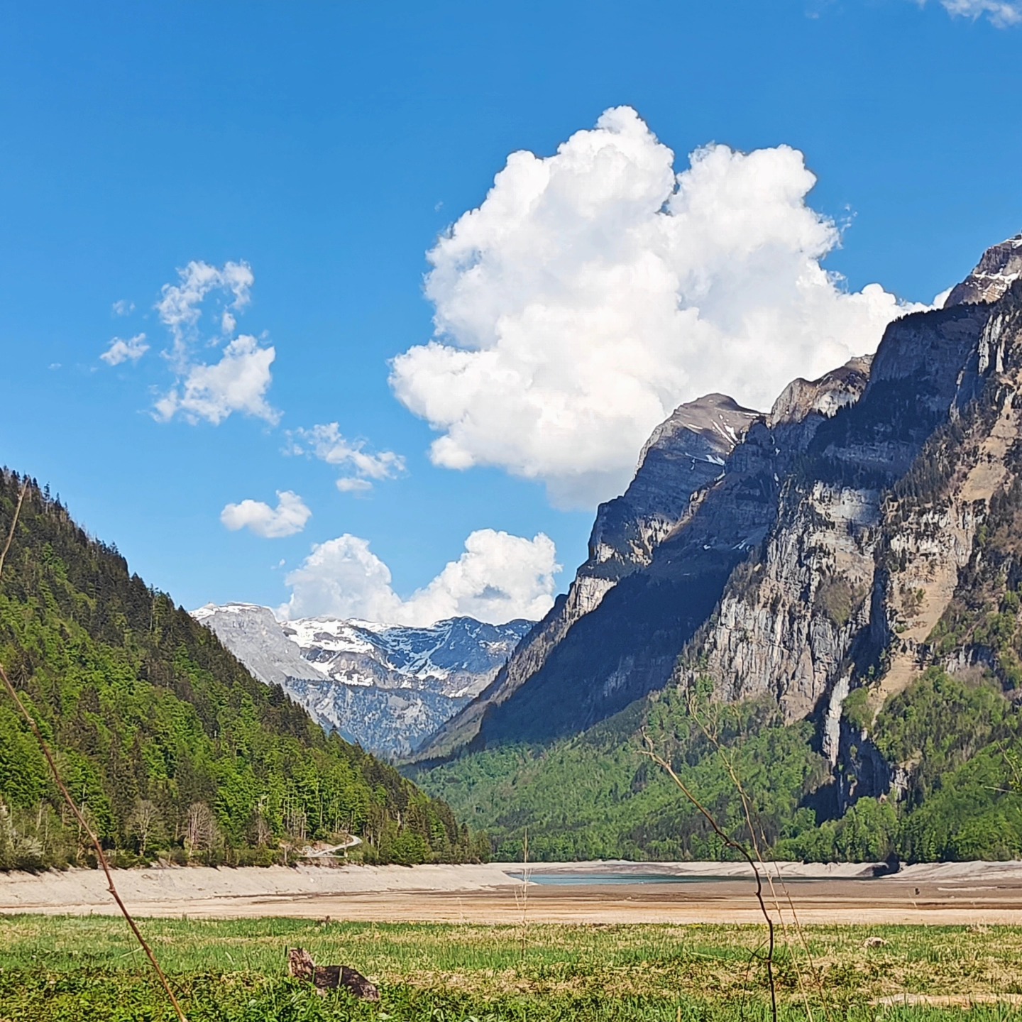 La nube...
No sé si se han dado cuenta los que viven en este bello país que sus nubes son hermosas!!
#campingensuiza #nubes #switzerland🇨🇭 #campingvorauen #klöntalersee