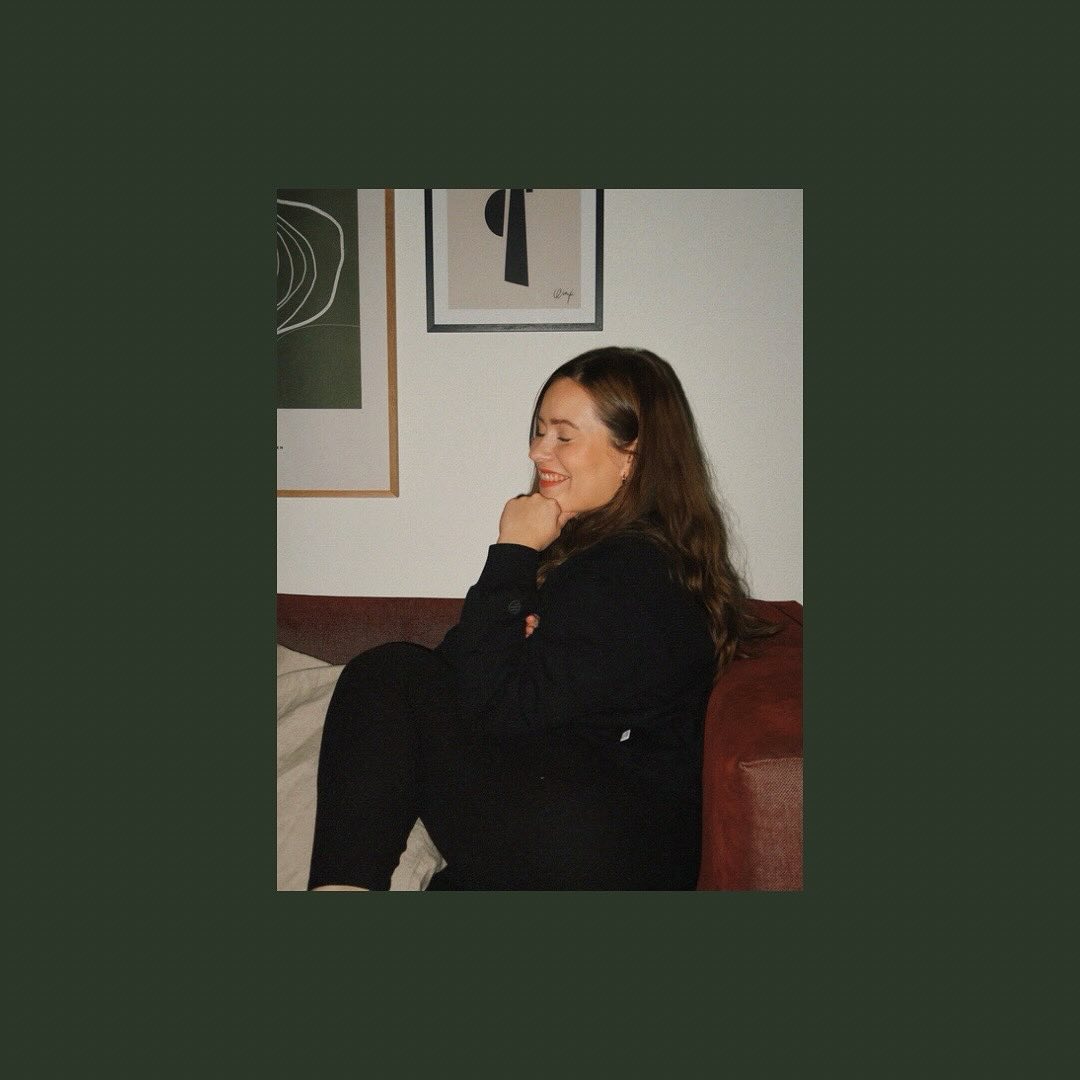 Oon yrittänyt parina viime vuotena vähän vähemmän. Oon sielultani kuitenkin aina yrittäjä ja uskon, että tulen sellaisena aina pysymään. 💭
Tämä vuosi on ollut aina ajottain aikamoista härdelliä ja pitänyt sisällään jo tähän mennessä melko paljon uusia kuvioita. Palasin äitiyslomilta töihin alkuvuodesta ja samalla opiskelin kevään ajan hakukoneoptimointia. On ihan huikeaa saada lisää osaamista ja siitä innostuneena aloitin pari viikkoa sitten opiskelemaan koodausta. 🤓 Tällä hetkellä viikot on aika täynnä, mutta uuden oppiminen tuntuu just nyt tosi hyvältä.
Oon huomannut, että oon selkeästi tyyppi, joka vain kaipaa ja janoaa uuden oppimista. Saan siitä tosi paljon virtaa, vaikka tämä uuden opiskelu myös vie paljon aikaa ja väsyttääkin välillä.. 🤭
Uskon ja toivon, että oma yrittäjyys tulee tulevina vuosina saamaan ehkä vähän uudenlaisia suuntaviivoja. 💫
Hyvää Yrittäjän päivää kaikille yrittäjille! 🫶🏼
#yrittäjyys #yrittäjänpäivä #valokuvaaja #salonyrittäjät #salonyrittäjänaiset #valokuvaajasalo #naiskuvaajat