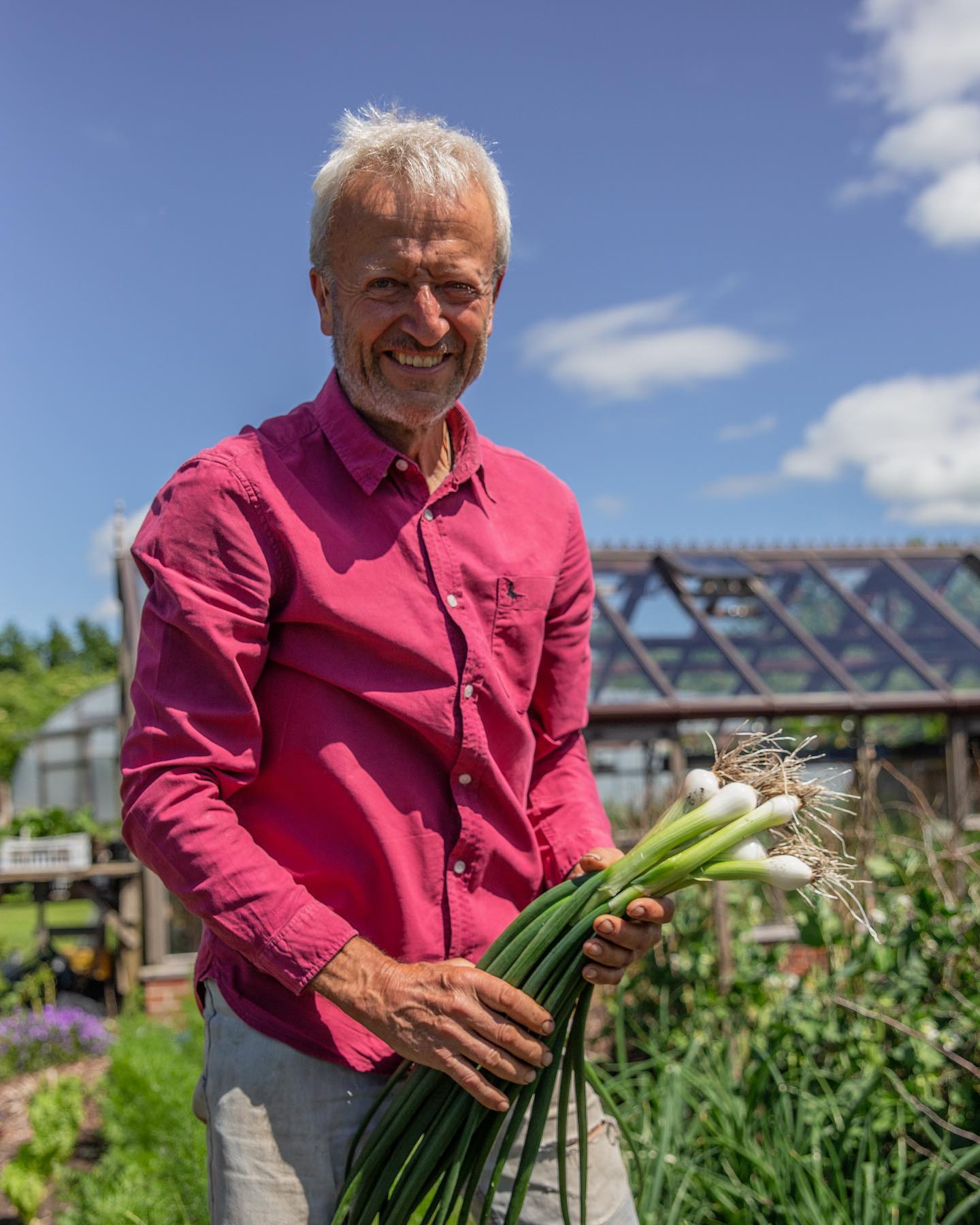 Charles Dowding of No Dig @charles_dowding in Somerset, England is next guest on The Winter Growers Podcast with @farmerclara
Charles is the creator, developer, and teacher of No Dig gardening methods that he pioneered over the last 40+ years. He currently has 1/3 acre under cultivation which he primarily uses as a teaching/filming site for his widely popular instructional videos. Growing year round at the 51st parallel in Zone 8 in Southwest England, he appreciates the advantages of easy winter sales outlets and long window harvests from one summer/fall planting, but he also recognizes the challenges of timing the sowings/transplantings and keeping the garden beds full of crops if unusually damp and cold conditions exist during the winter months. The conversation wraps up with the Lightning Round questions including, ‘If you could change one thing about the world, what would it be?’
Listen to the conversation wherever you get your podcasts (link in bio). As always, a big thank you to Farmer Jesse, Farmer Jackson and the crew @notillgrowers, and the show’s sponsors @tunnelvisionhoops, @johnnys_seeds, @rimolgreenhouses @growingformarketmagazine for making this podcast possible.
Photo credit Fern Leigh Albert.
#wintergrowerspodcast #wintergrowers #notillmarketgardenpodcast #nodig #charlesdowding #winterfarming #fourseasonfarming