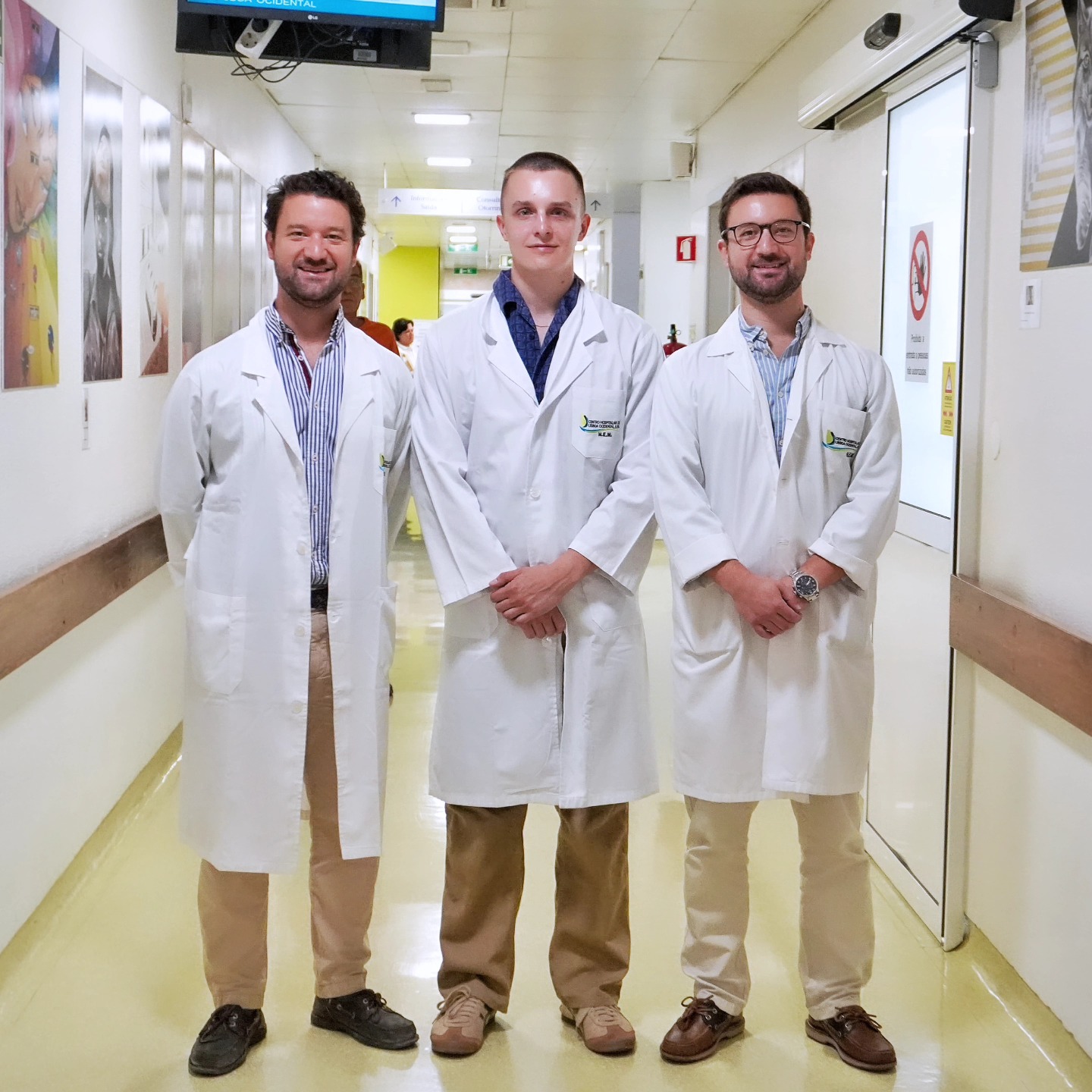 Recebemos hoje no Serviço de Estomatologia da ULS Lisboa Ocidental o Karol Mikołajczyk, aluno da Polónia, que estará connosco durante um mês de estágio.
O Karol tem um particular interesse pela Cirurgia Oral e Maxilofacial, área na qual deseja vir a especializar-se. É para nós uma enorme satisfação poder contribuir para a sua formação, partilhando conhecimento e experiências clínicas.
Para além deste estágio internacional, também recebemos os alunos de Medicina da Universidade da Beira Interior e médicos internos de outras especialidades, nomeadamente, Medicina Geral e Familiar.
Este ano recuperámos a idoneidade formativa do Serviço, que passará também a receber, já este ano, médicos internos de Estomatologia para estágio cirúrgico até 3 meses nas áreas de cabeça e pescoço, reforçando o nosso compromisso com a formação e a excelência clínica.
Bem-vindo, Karol! 🤝 Que este mês seja de grande aprendizagem e inspiração para o teu futuro profissional.