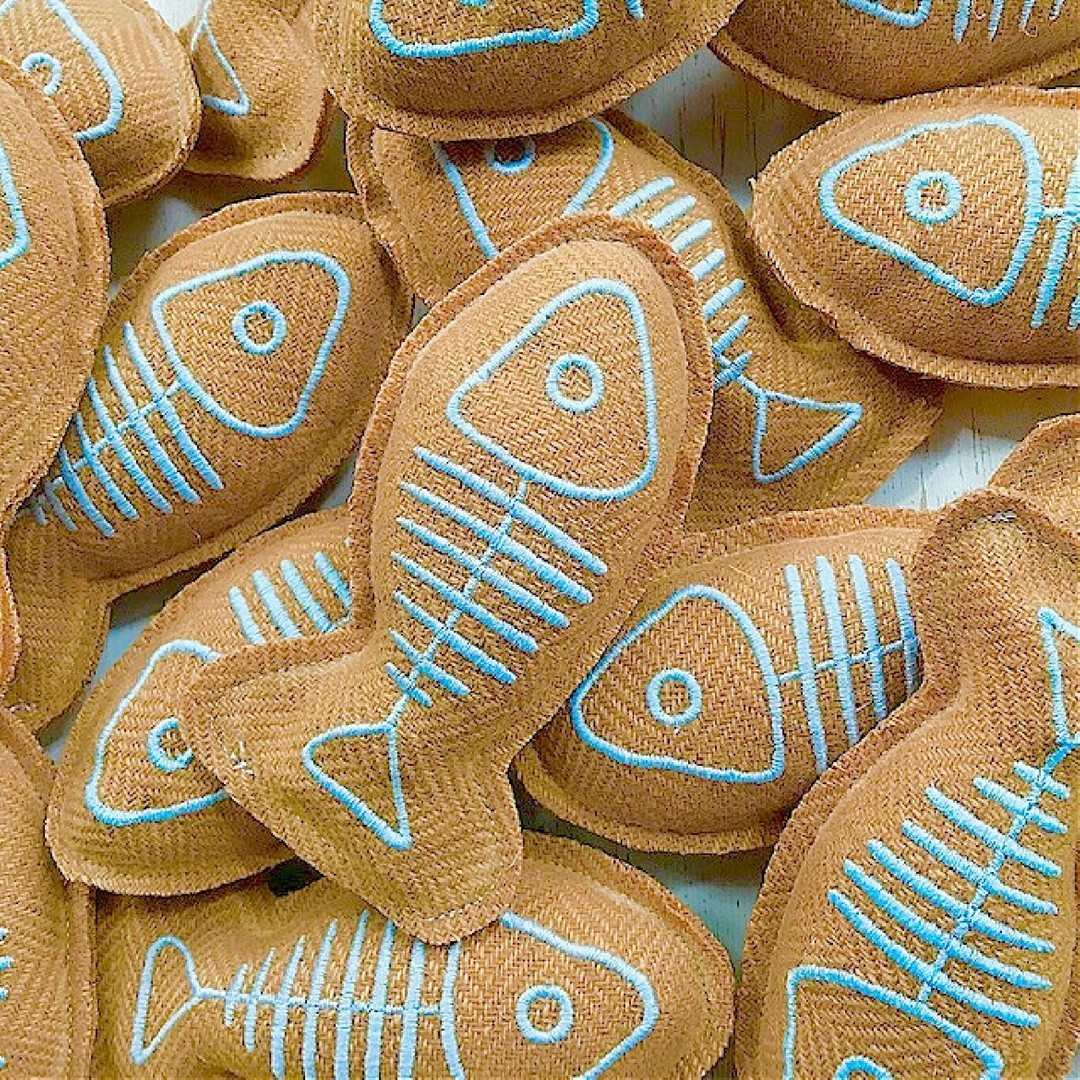 Did you eat goldfish crackers as a kid??? Our kitty catnip toys always make me want to munch on some!