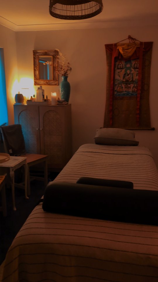 Gave my room a little revamp to create an even cosier space for your body to feel safe enough to let go. 🌿
DM to book or find the link in the bio ✨
.
.
.
.
.
.
#newquaymassage #massage #bodywork #slowdown #selflove