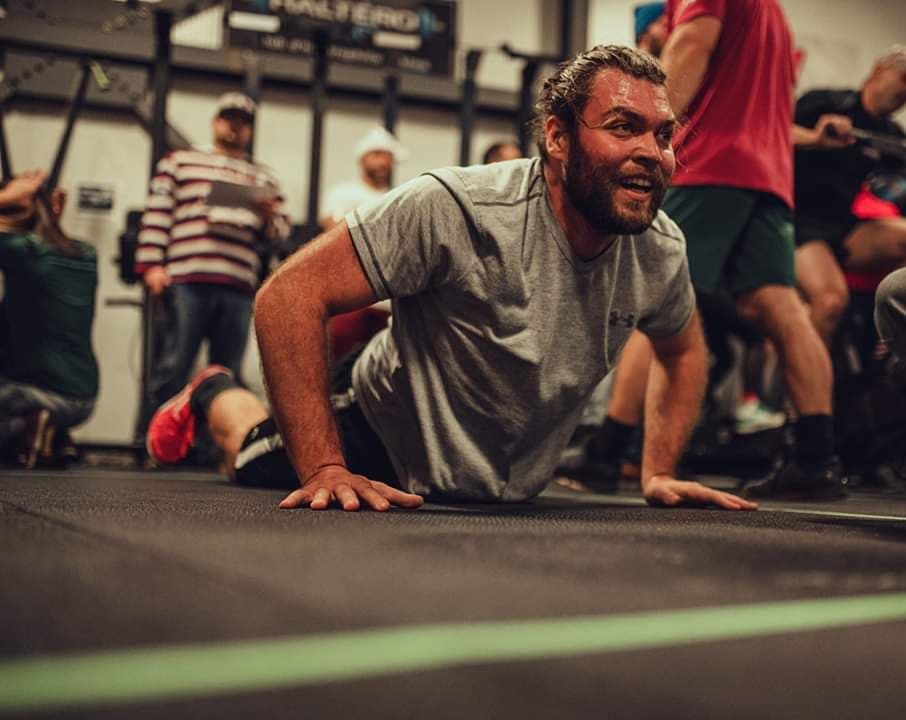 Vas-tu venir suer tes ailes de poulet du #superbowl2020 au gym aujourd'hui ?🍗
.
.
.
#crossfit2342 #crossfit #crossfitcommunity #burpees #training