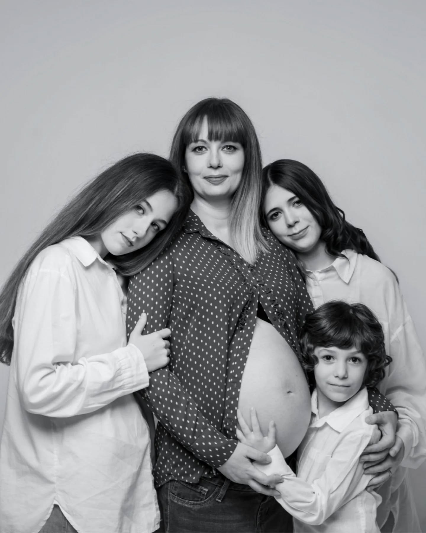 Hace muy poquitos meses estábamos con Paula y su sesión de embarazo.
Hace una semana por fin conocí a la pequeña que llevaba dentro... Y es que menudo bombón ha salido.
Ver a sus hermanos mayores abrazando con tanto mimo la barriga de mamá fue el adelanto perfecto de toda la protección y cariño que le esperaba fuera. Ahora que ya está aquí, esa conexión es aún más mágica. Gracias, familia, por dejarme guardar para siempre este capítulo de vuestra historia. ❤️
.
.
.
.
.
#fotografianewborn #maternitysession #sesionembarazo #fotografiadebebes #newbornphotography embarazosaludable primerosdias fotografoprofesional sesionfamiliar mamaemprendedora fotostudio