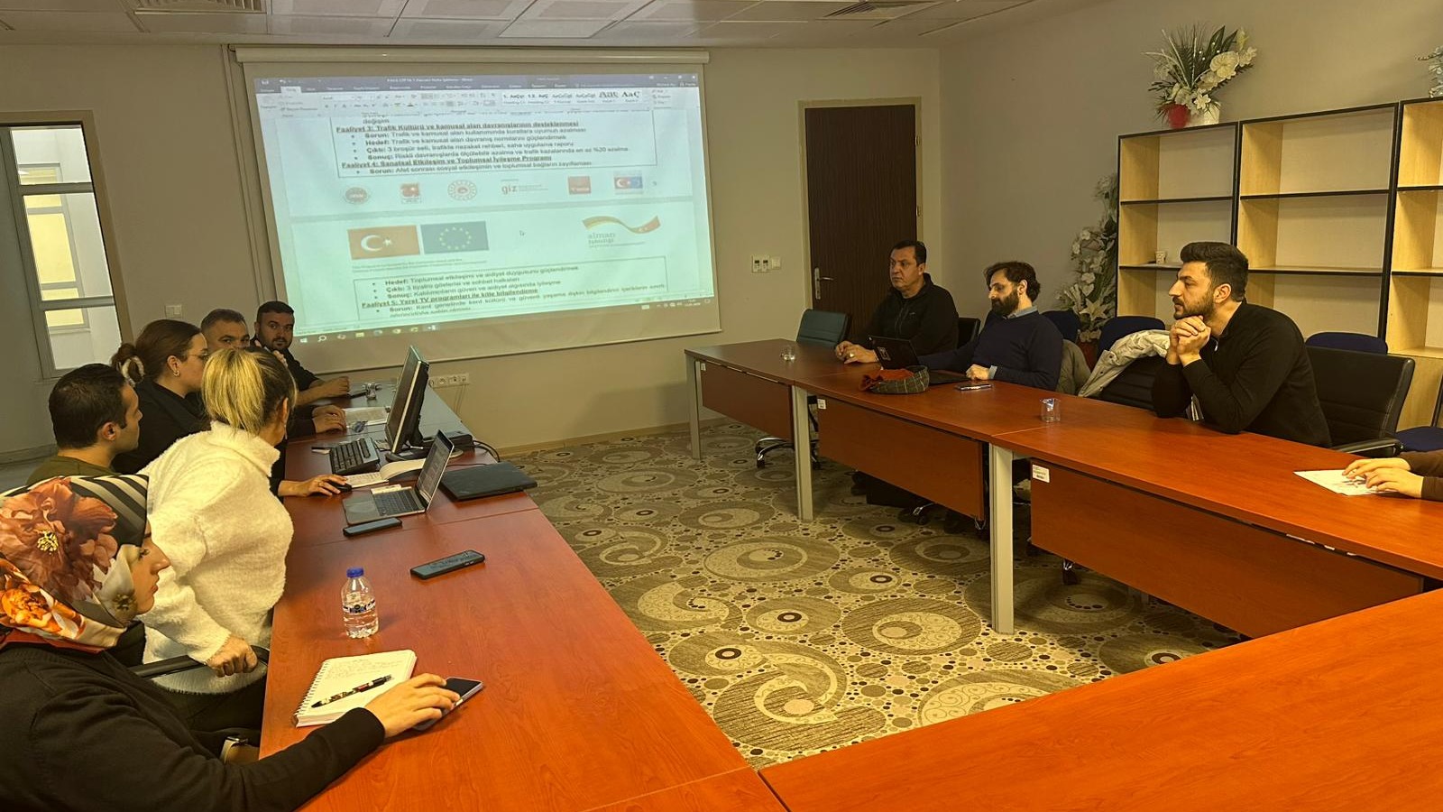 PACE Hibe Programı kapsamında, derneğimiz tarafından hazırlanan “Kent Yaşamına Uyum ve Toplumsal Rehabilitasyon: Malatya’da Deprem Sonrası Psiko-Sosyal Uyumun ve Toplumsal Dayanışmanın Güçlendirilmesi” başlıklı proje için başvuru süreci başarıyla tamamlandı.
Projenin hazırlanması sürecinde, derneğimiz proje ekibi üyelerinden Proje Uzmanı Hacı Mehmet Şimşek ve Prof. Dr. Engin Özdemir ile İnönü Üniversitesi Sosyal Bilimler Enstitüsü bünyesinde, Prof. Dr. Osman Ağır’ın koordinatörlüğünde görev alan 10 akademisyenin katılımıyla kapsamlı bir proje yazım toplantısı gerçekleştirildi.
Toplantıda, Malatya’da deprem sonrası ortaya çıkan psiko-sosyal uyum sorunları, toplumsal rehabilitasyon ihtiyacı, kent yaşamına yeniden entegrasyon ve toplumsal dayanışmanın güçlendirilmesine yönelik stratejiler ele alındı. Akademik bilgi birikimi ile saha deneyiminin bir araya getirildiği toplantı, projenin bilimsel temellerinin güçlendirilmesine ve uygulanabilirliğinin artırılmasına önemli katkı sundu.
YESKAD olarak, afet sonrası toplumsal iyileşme süreçlerine katkı sunmayı ve yerel düzeyde sürdürülebilir sosyal dayanışma modelleri geliştirmeyi hedefleyen bu projenin, Malatya için önemli bir katma değer oluşturması amaçlanmaktadır.