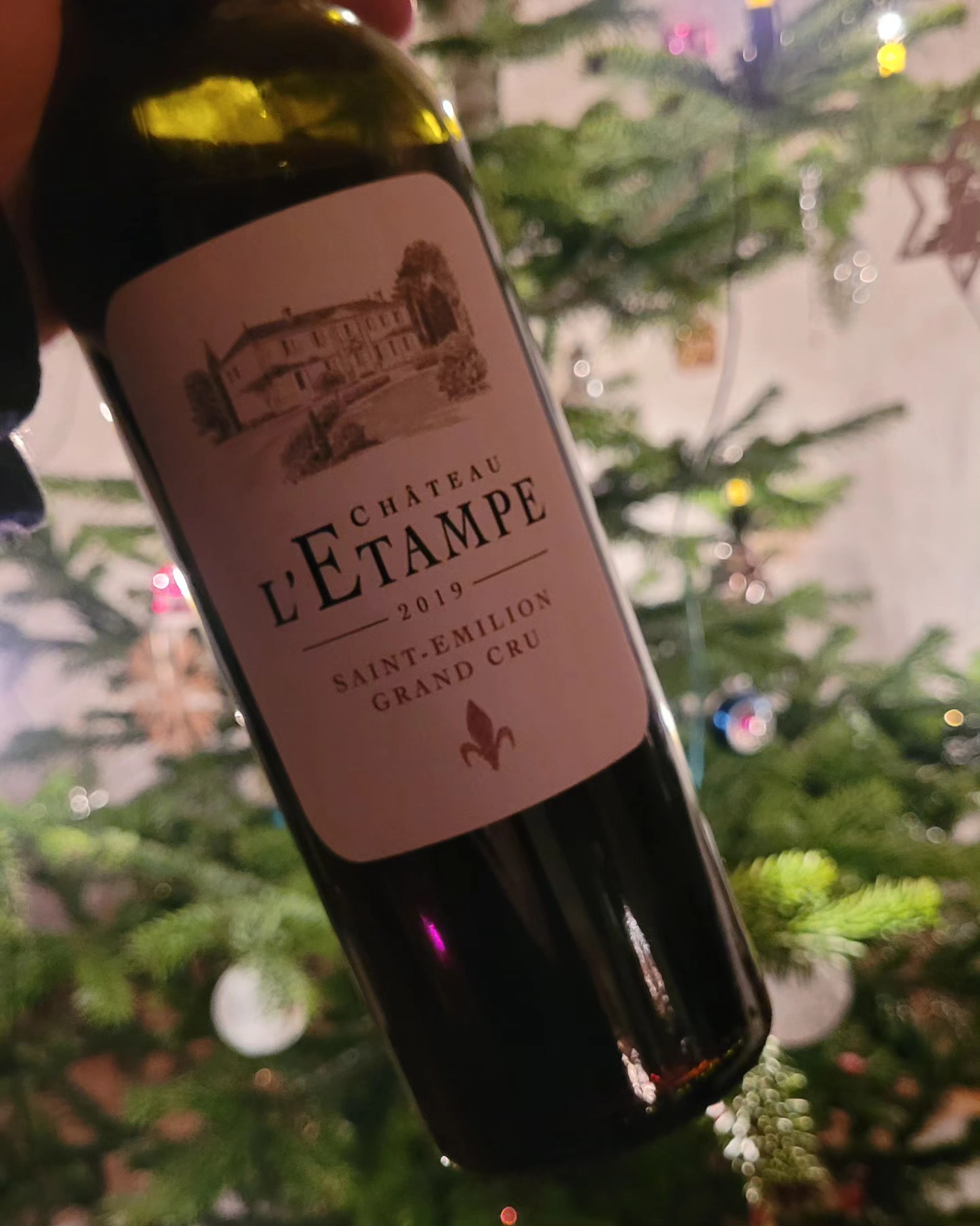 I am always interested in Bordeaux wines that are not classified. There are some true gems. At the same time, just because merchants such as @lobenbergs or @gerstl_weinselektionen give such wines extremely high scores (98+/100 and 20/20!!!) doesn’t mean they are well-kept secrets ... So what about the Château l’Etampe 2019 (@vignoblesjade)? It is, indeed, a great wine. Silky. Approachable. Plums and cherry with orange zest. 92+ points.
But I also can’t shake off the following thought: Is it a hidden gem if it is a great wine that is not a GCC but already costs close to 50 €? (And no, I really can't see the comparison to Pomerol here ...)
#Bordeaux #SaintEmilion #GrandCru #HiddenGem #Merlot #WineTasting #WineWildCard #BordeauxWine #FineWine #WineEnthusiast #WineLover #RedWine #ChâteauLEtampe #WineLife #PlumNotes #CherryFlavors #FrenchWine #WineCritic #WineReviews #UnclassifiedWines #TopWines #MerlotLovers #SilkyWine #OrangeZest #TastingNotes #GreatWines #WineScore #HighScoringWines #WineCollector #AffordableLuxury