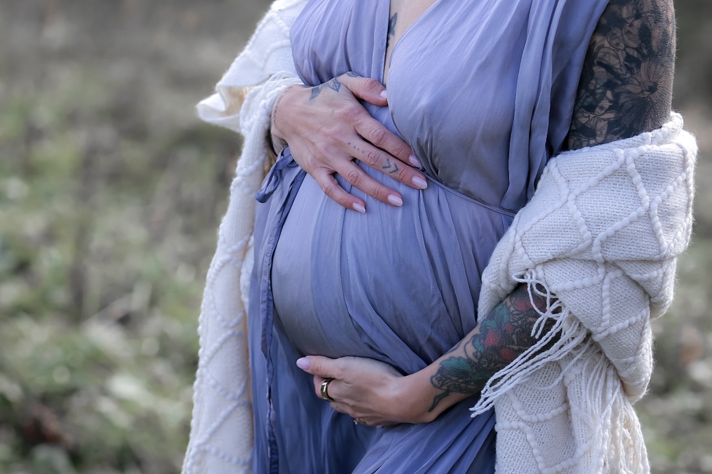 #maternity #maternityphotography #motherhood #naturevibes #mountains #boholove #soulful
@lisawagnerfotografie @alexelainephoto @alexelaine.education
@jaegeralpe
@goldenhourgowns
@pamela.nimm