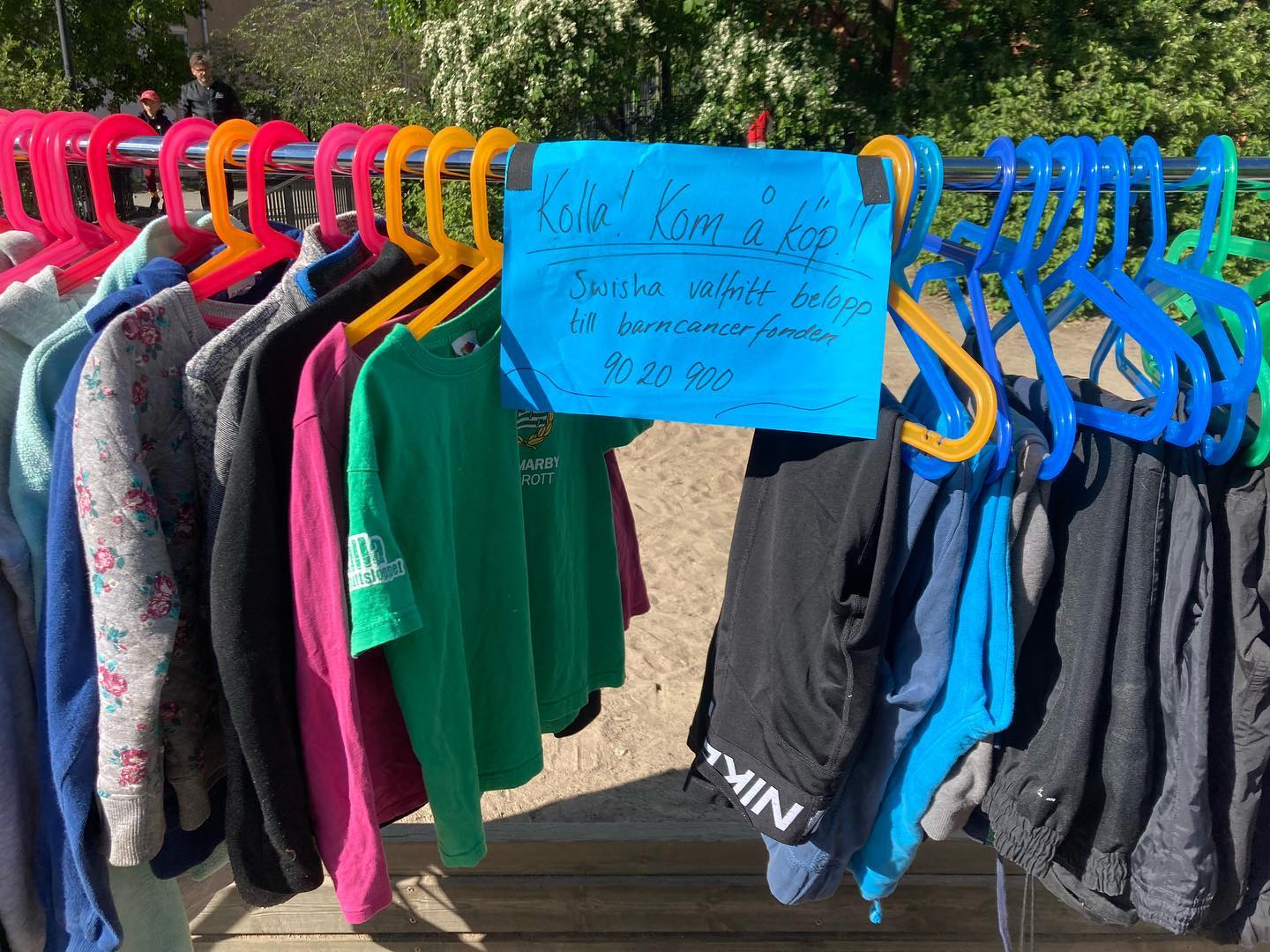 Idag står ställningen med kläder i Timmis. Ta om det är ert annars fynda som loppis och swisha välfritt belopp till Cancerfonden.