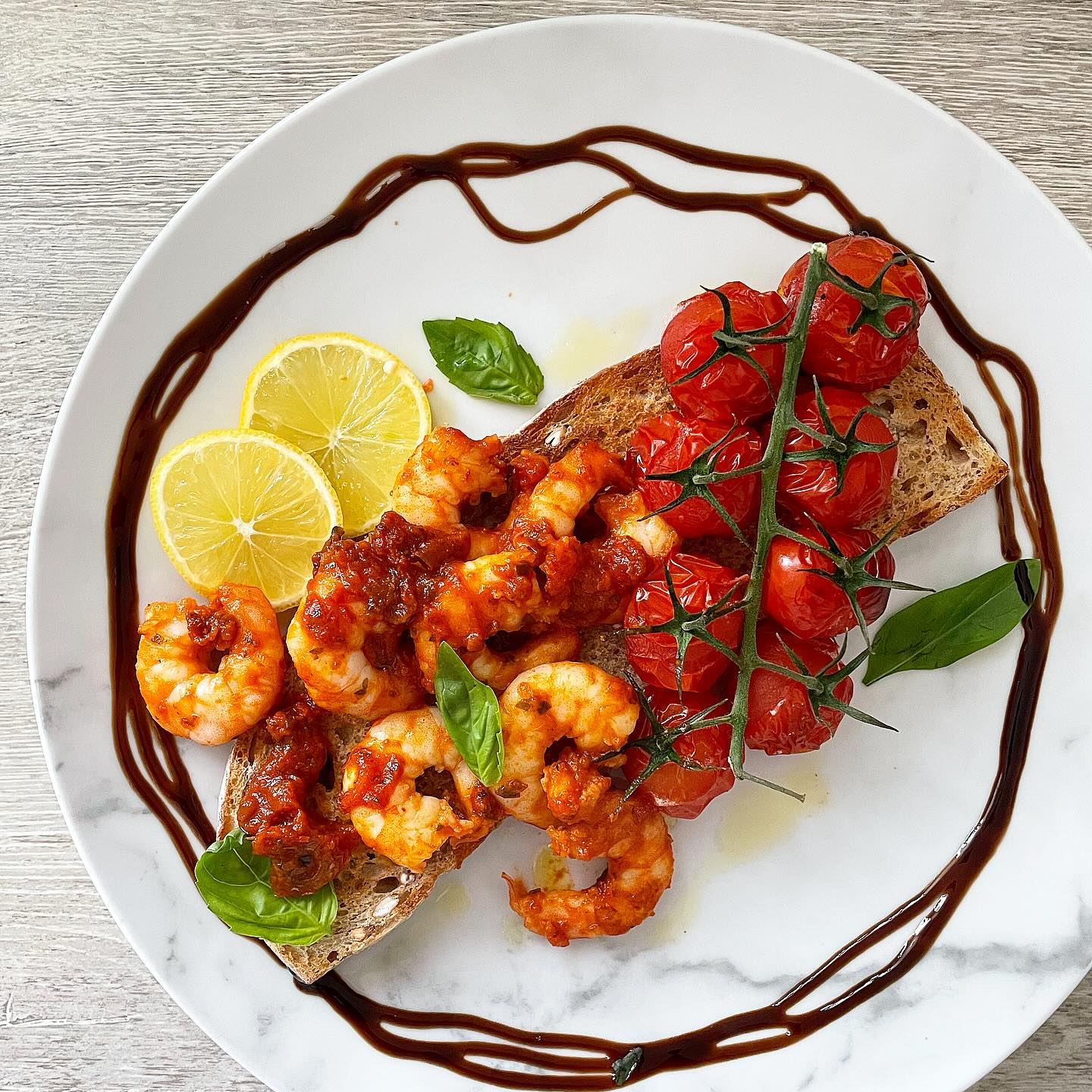 8 min Air Fryer light prawn pill pill and vine tomatoes for under 300kcal 🍅 Perfect for second breakfast 🏋️♀️
Prawn pill pill:
100g prawns
Tbs harissa pasta
Squeeze of lemon juice
Sprinkle of paprika, chilli and garlic
Drizzle of olive oil
Air fry prawns and tomatoes for 8 mins at 200 degrees C
Served on sourdough and topped with basil and balsamic 🌿