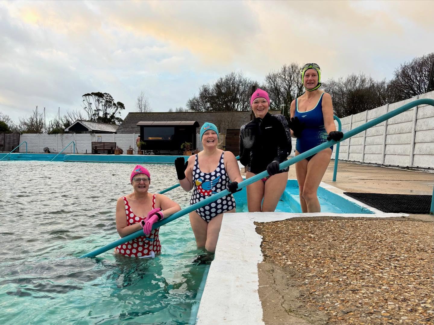 Another warm welcome to our local Milford-on-sea @thebluetits - you are an inspiration and proof that cold-water swimming hits different when you do it together 🫶🏼
#coldwaterswim #bettertogether #milfordonsea #endorphinsmakeyouhappy @lymingtonseawaterbaths @titiana_mostits_mascot