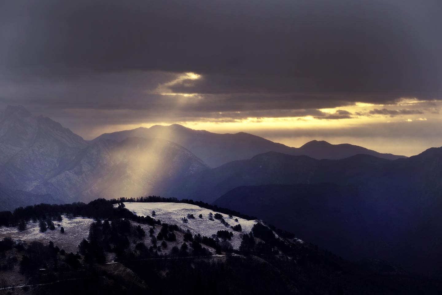 Éclat céleste
#SunbeamSplendor
#MountainMagic
#HilltopHaven
#NatureIlluminated
#SunKissedPeaks
#CloudsParted
#MountainVista
#GoldenRaysofSun
#HillsideGlow
#SerenityInNature #natgeophotography #lumixfr