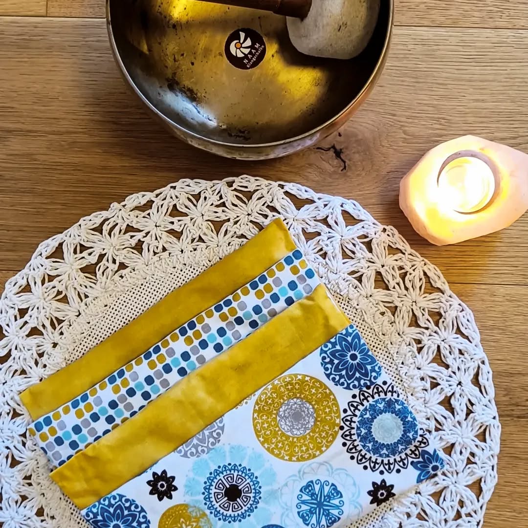 Manchmal ist der Schlüssel zur tiefen Entspannung so einfach wie das Schließen der Augen und das Eintauchen in die eigene Mitte. Heute darf ich euch das Geheimnis der ultimativen Entspannung verraten: unsere Yoga-Augenkissen!
Warum Augenkissen?
Ein sanfter Druck auf die Augenlider hilft, den Blick nach innen zu lenken und die äußeren Reize zu minimieren. Das Ergebnis? Eine tiefere Entspannung und ein intensiveres Eintauchen in das Savasana.
Unsere Yoga-Augenkissen:
🌿 Gefüllt mit beruhigendem Lavendel, Kamille oder Augentrost und Leinsamen.
🌺 Zarte Stoffe für maximalen Komfort und ein luxuriöses Gefühl auf der Haut.
🌟 In verschiedenen Farben und Designs, um deinen persönlichen Stil zu unterstreichen.
🛍️ Erhältlich bei uns im Studio! Besuche uns und entdecke, wie diese kleinen Augenkissen einen großen Unterschied in deiner Praxis machen können.
Lass uns gemeinsam den Weg zur inneren Ruhe gehen 🙏✨
PS:
😴 Verwende das Augenkissen auch zu Hause für eine verbesserte Schlafqualität.
.
.
#YogaEntspannung #Augenkissen #handmade #TiefeRuhe #Stressabbau #Namaste #yogawellbeing
#reithimalpbachtal #savasana #alpbachtal #lavendelliebe #besserschlafen