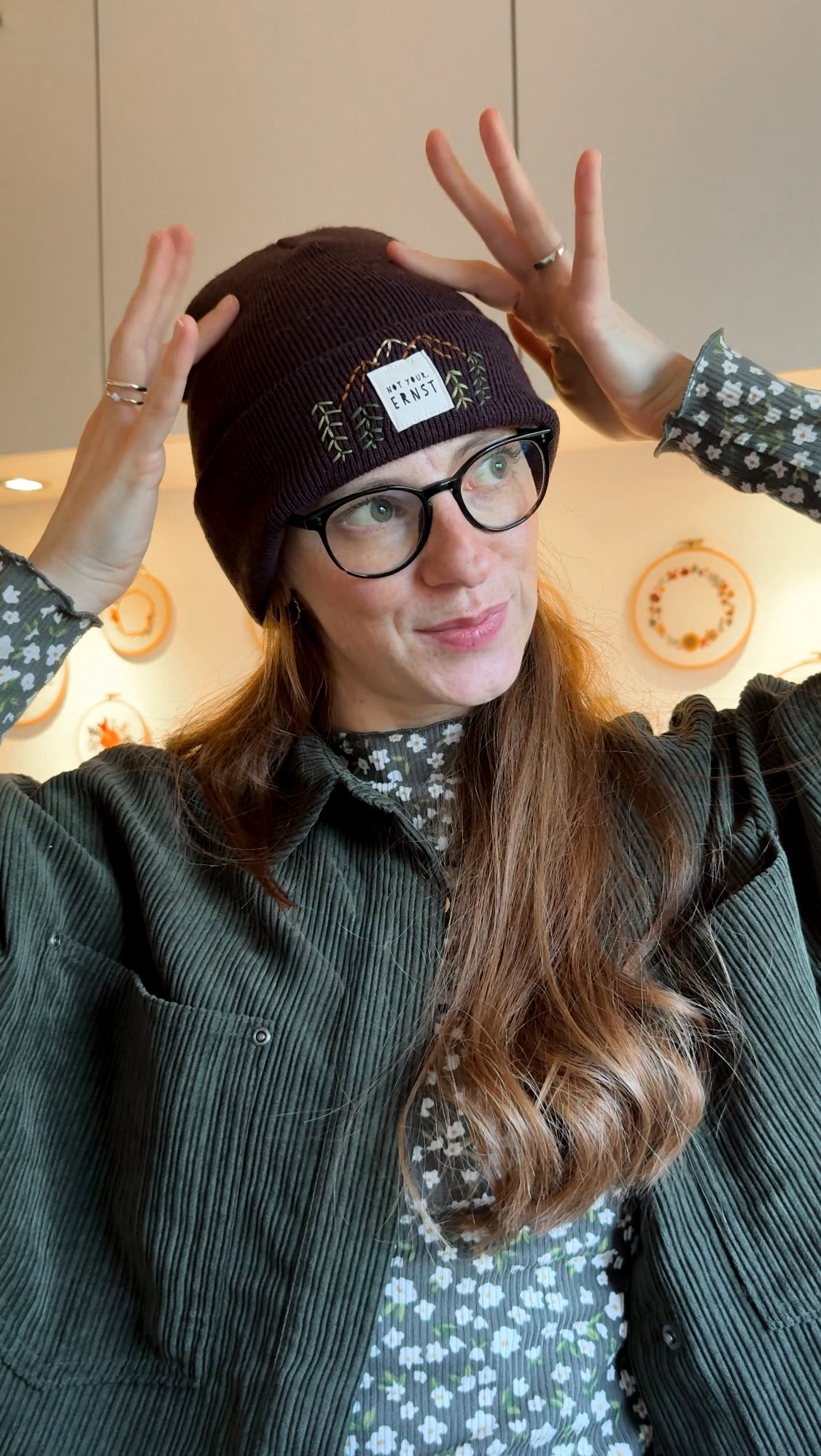 Drei ganz schlichte Beanie-Mützen – und plötzlich wird daraus etwas ganz Eigenes ✨
Ich liebe es, solchen Basics mit kleinen Details Leben einzuhauchen: unterschiedliche Labels und bei zweien sogar noch eine zusätzliche Stickerei.
Natürlich habe ich auch hier wieder Farben gewählt, die sich für mich einfach richtig anfühlen 🤍
Alle Labels sind von Paul & Clara.
Mit dem Code LIESELOU10 bekommt ihr 10 % Rabatt ab 25 € Mindestbestellwert. *Affiliate
Jetzt bin ich neugierig: Welche Mütze spricht euch am meisten an? 💚🤍🩷