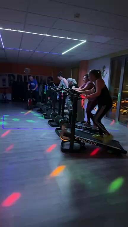 Meravigliosi venerdi 18.20 Walking e allenamento in circuito !! ❣️