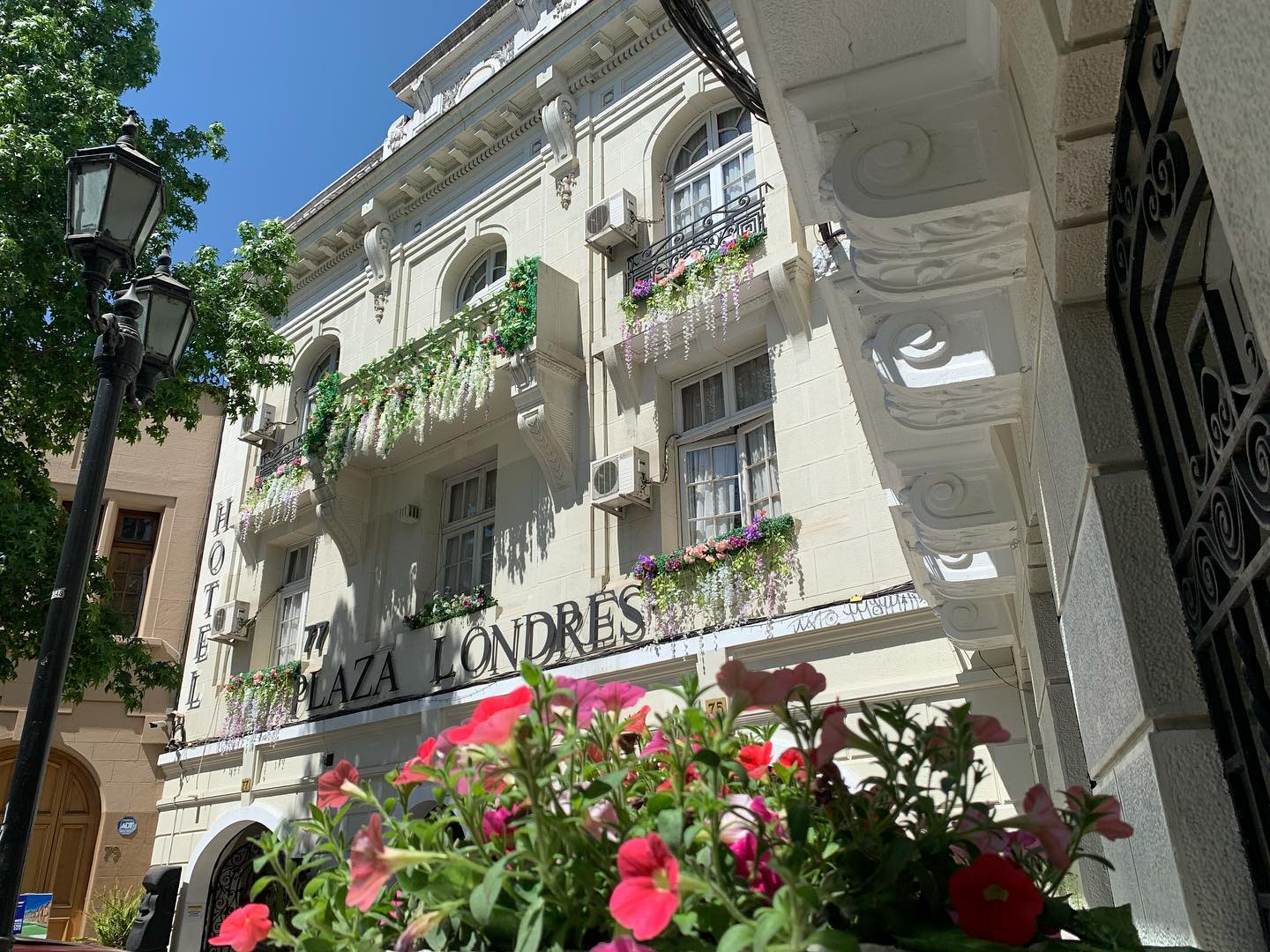Gánate una noche espectacular con cena incluida en nuestro hermoso Hotel.
En el Plaza Londres queremos premiar a nuestros queridos seguidores y para ellos haremos este gran concurso !!!.
¿Cómo participar?
1. Seguir a @hotellondres77.cl
2. Mencionar a tu partner con quien quieras ganar esta estadía.
3. A quien menciones también debe seguir nuestro Instagram.
4. Comparte esta publicación.
Siguiendo estos fáciles pasos ya estás participando por una noche espectacular con nosotros!😎😎😎😎.
Concursa hasta el 29 de julio!.
#barrioparislondres #hotel #santiago #chile