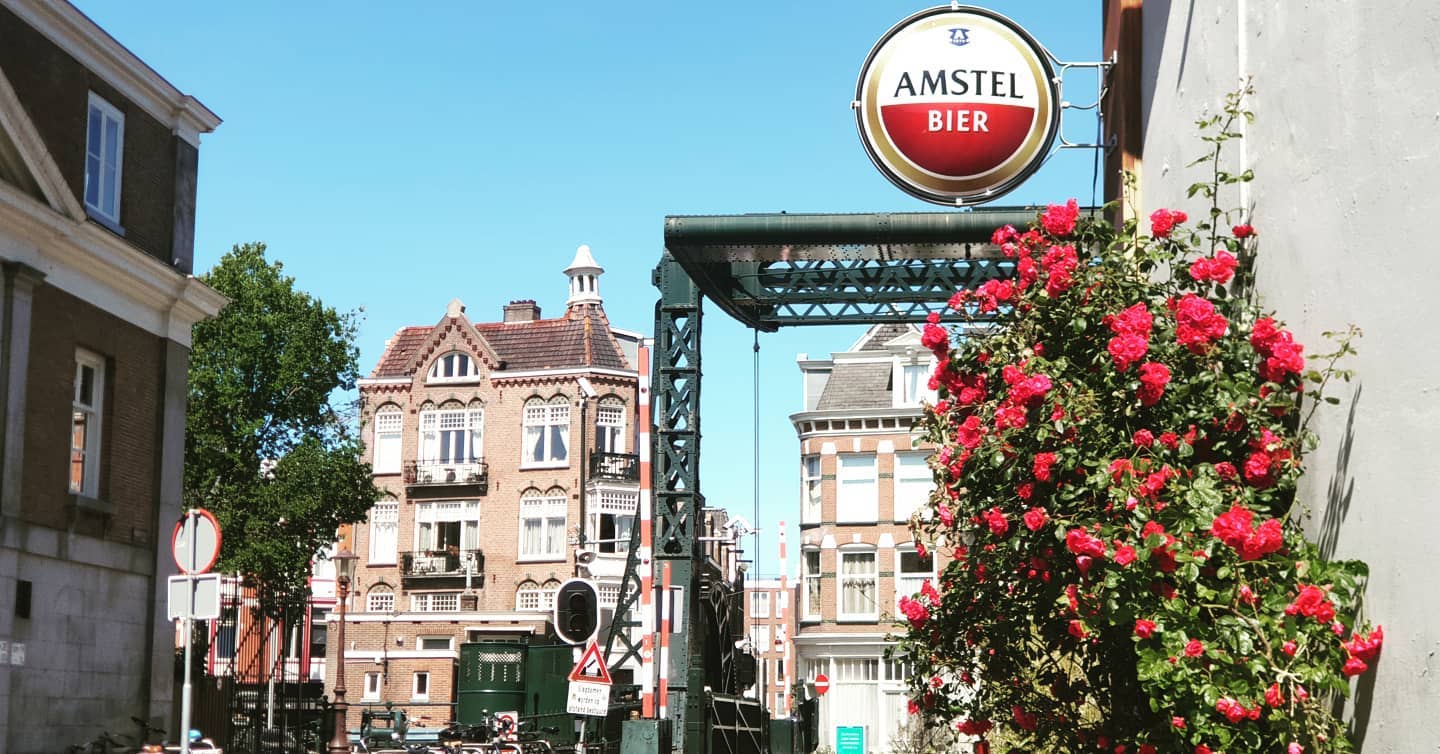 Wat een (voor)uitzicht toch he? Maandag gaan we hier zo ontzettend van genieten. We hebben er wat gezelligs van gemaakt, zoals je van ons gewend bent. Op dit moment wordt de tapinstallatie gereinigd en de wijnen en Bintangetjes worden koud gezet. Ons personeel, onze lieve collega's, hebben we met alle liefde bij ons kunnen houden en zullen er ook weer staan!
We zullen nog even moeten beleven hoe alles verloopt dus we gaan nog even niets vol reserveren en zien jullie gewoon graag komen aanwaaien. Wel kunnen we uiteraard alleen maar twee personen aan een tafeltje én grotere groepjes vanuit één huishouden bij ons laten aanschuiven. Hoe meer zielen hoe meer vreugd, echter moeten we dit nog even beperkt houden. Wij hebben er heel veel zin in!
Tot maandag en liefs Cafe Kadijk