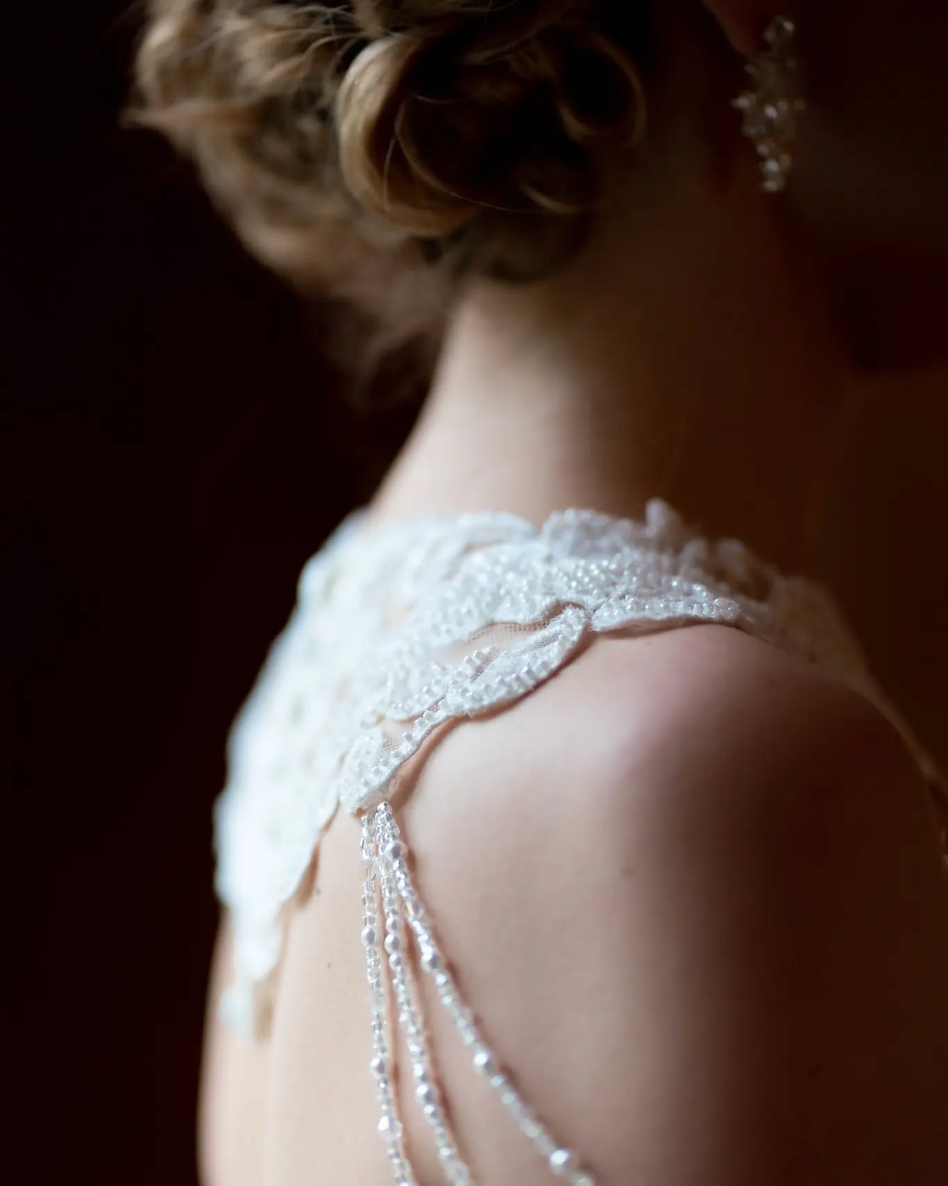 Getting ready details and portraits are clearly one of my favorite moments of the day (maybe because I eat my lunch while wandering around trying to capture every detail of the venue/flowers/stationnery/accessories/any random painting I happen to like. ✨
___
#wedding2023
#weddingphotography
#weddingphotographerfrance
#weddingphotographer
#elegantwedding
#fineartwedding
#weddingdetails