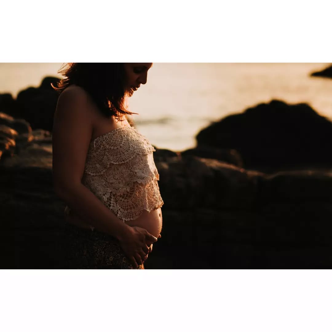 Dans son petit paradis
.
.
.
#iledyeu #yeu #photogrossesse #photographegrossesse #goldenhours #narrateurdevie #souvenirs #reportagephoto #9mois #bebearrive