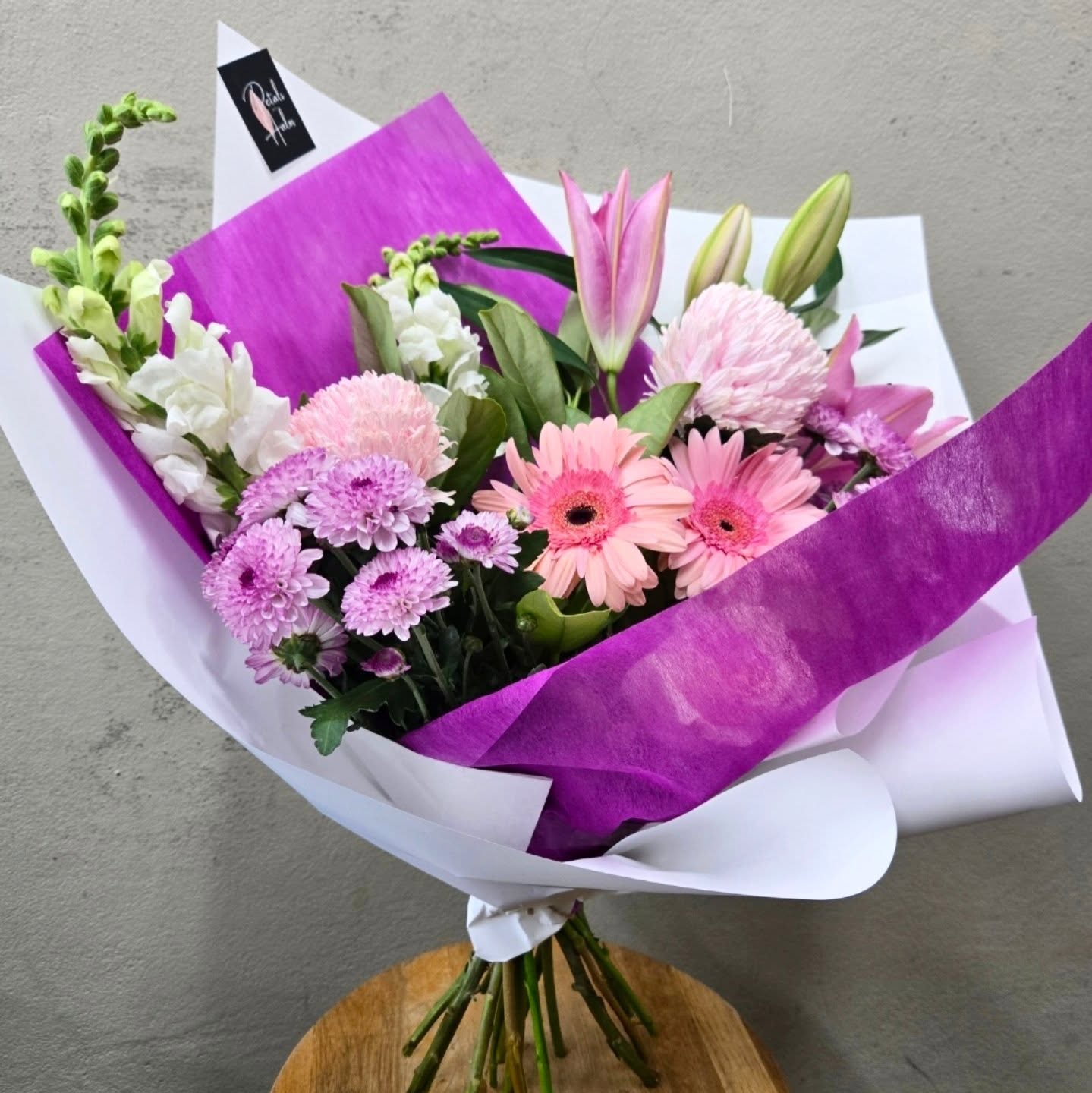 Pretty 💕
#Pinkflowers #bouquetsoftheday #FlowerDelivery #petalsandhalos