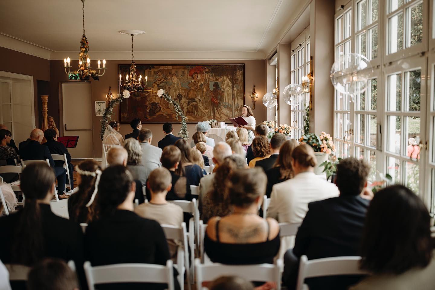 Hier schüttet es gerade in Strömen, lasst uns über eines DER Themen reden, die Euch immer bewegen: Das Wetter, die unkontrollierbare Diva. Auch an dem Tag hier wären wir eigentlich draußen gewesen, aber das klappte nicht. 🌧️🌧️🌧️ Das muss keine Enttäuschung werden, denn drinnen gibt es weniger Ablenkung für Eure Gäste, die Sonne blendet nicht, es ist meist kühler und ungebetene Insekten stören nicht. Es herrscht eine ganz besondere Stimmung, wenn es draußen schüttet und ich kann natürlich das Wetter nicht ändern, aber Euch die Angst nehmen. Eure Zeremonie wird (trotzdem) schön! 🧡
📸 Kai Kreutzer
🎶 @berenikebirth
📍 @landschlossfasanerie
🧡 Doreen & Markus
.
.
.
#freierednerin #freieredner #hochzeit #wedding #realwedding #realbride #inspo #weddinginspo #brautkleid #brautstrauß #weddinglocation #love #liebe #hochzeit2023 #wirheiraten #heirateninhessen #heirateninderpfalz #darmstadt #isaredet