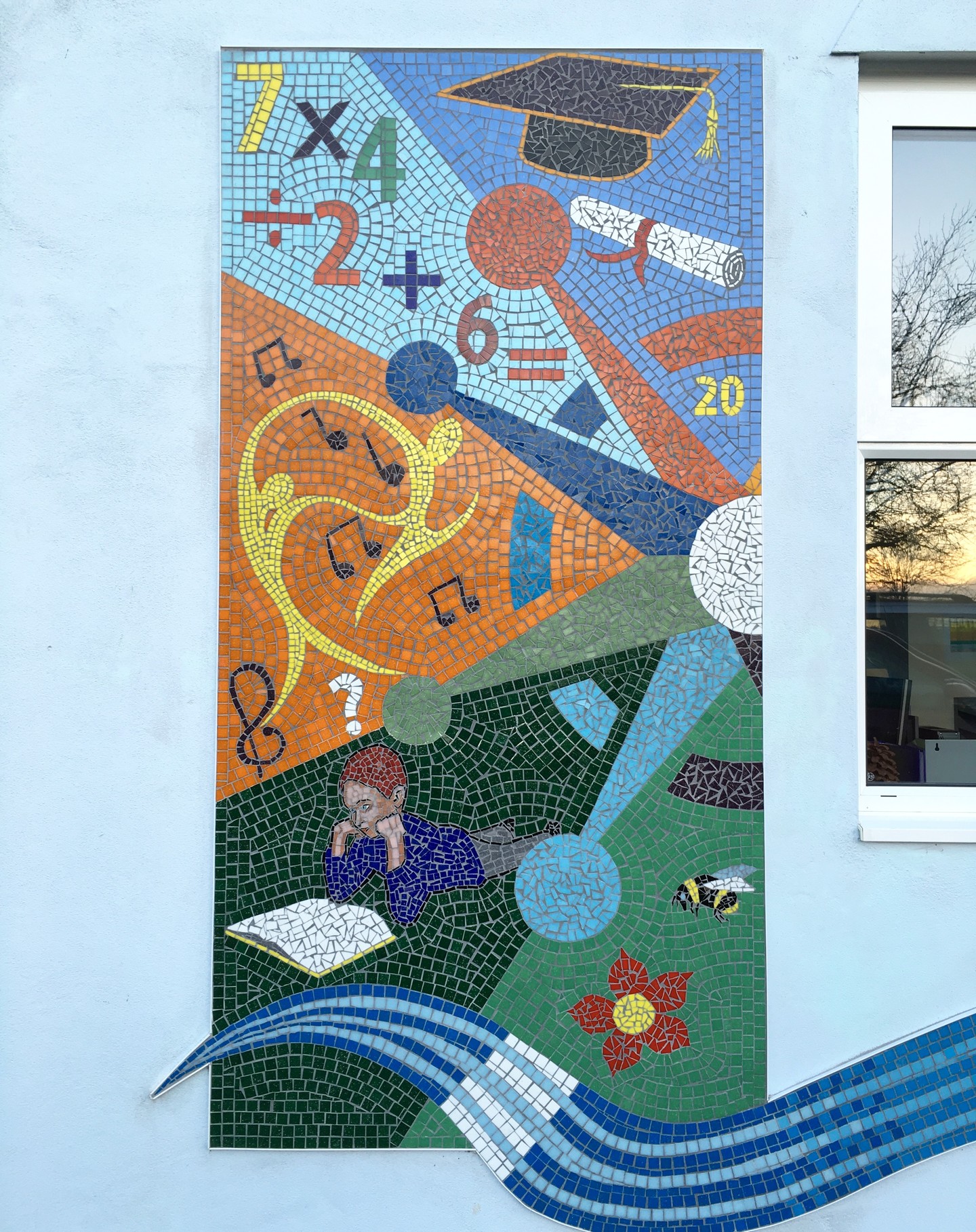 Created with East Tilbury Primary School, This mural frames the window. The Thames links to the two panel running underneath.
#mosaic #mosaicmural #mosaicsforschools #schoolmosaic #paulsiggins #themosaicstudio #wemakemosaics #mosaicmaker
