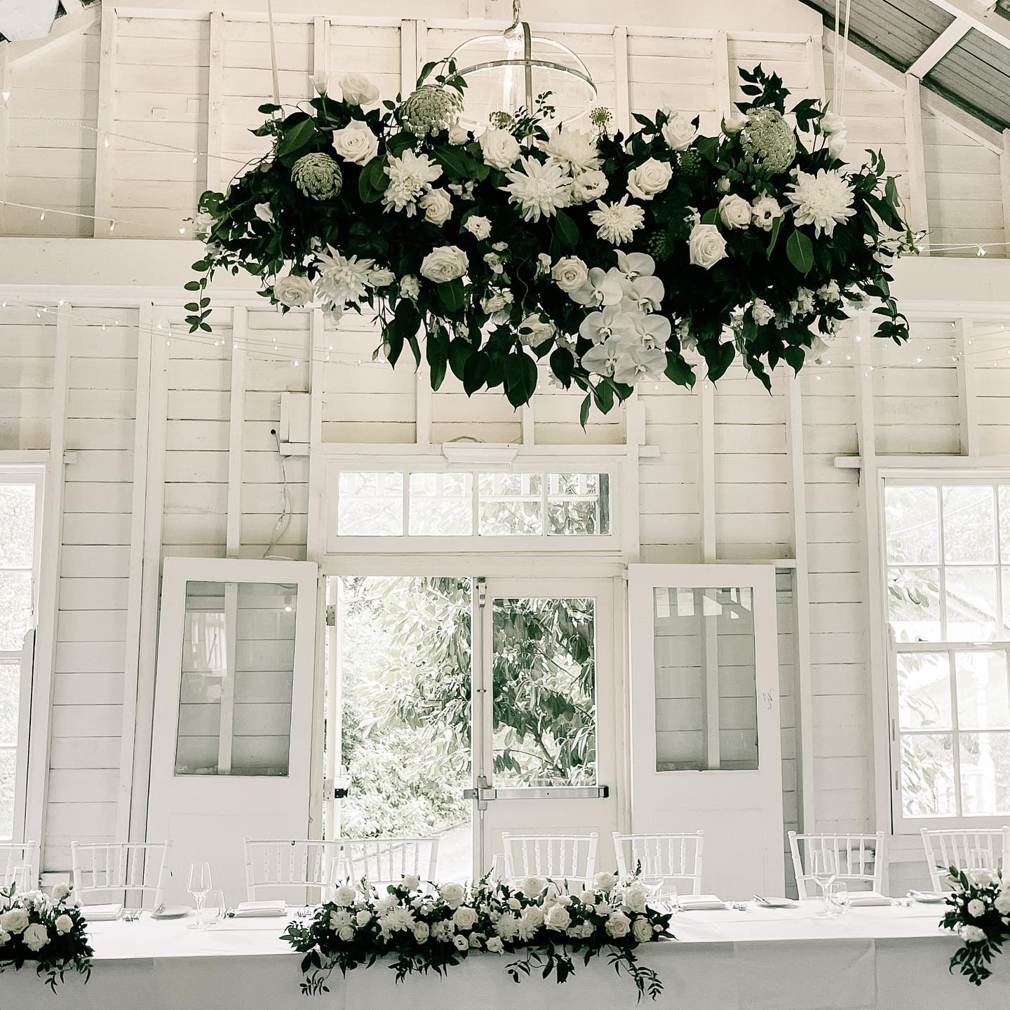 Statement floral cloud ☁️☁️☁️ #mosmanwedding #atholhallwedding #hangingflorals #suspendedflowers #northernbeacheswedding #northernbeachesweddingflorist
