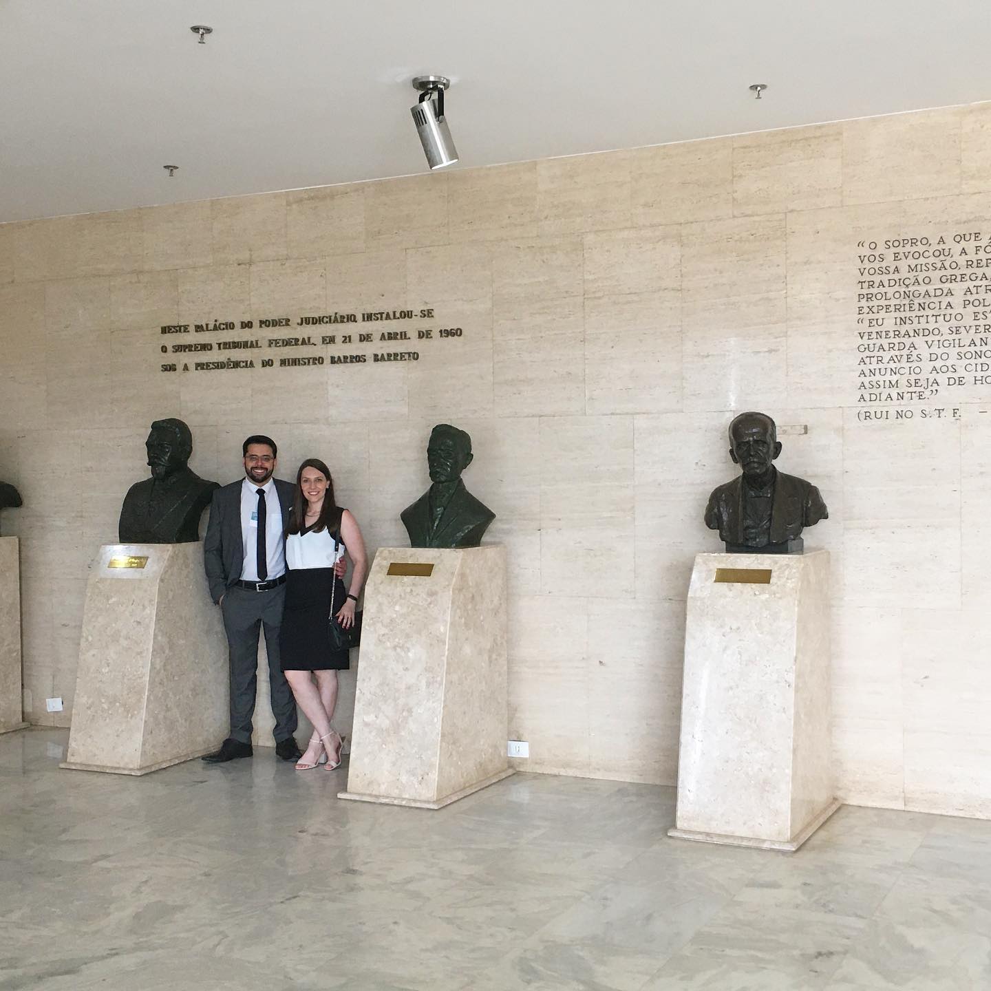 “Advogar é uma missão vocacional. É colocar-se no lugar do outro. É tomar a frente de uma luta que não é sua. É dar o sangue por algo que não te pertence.” ⚖️
Encerrando mais uma semana de muito trabalho! Bom final de semana a todos!