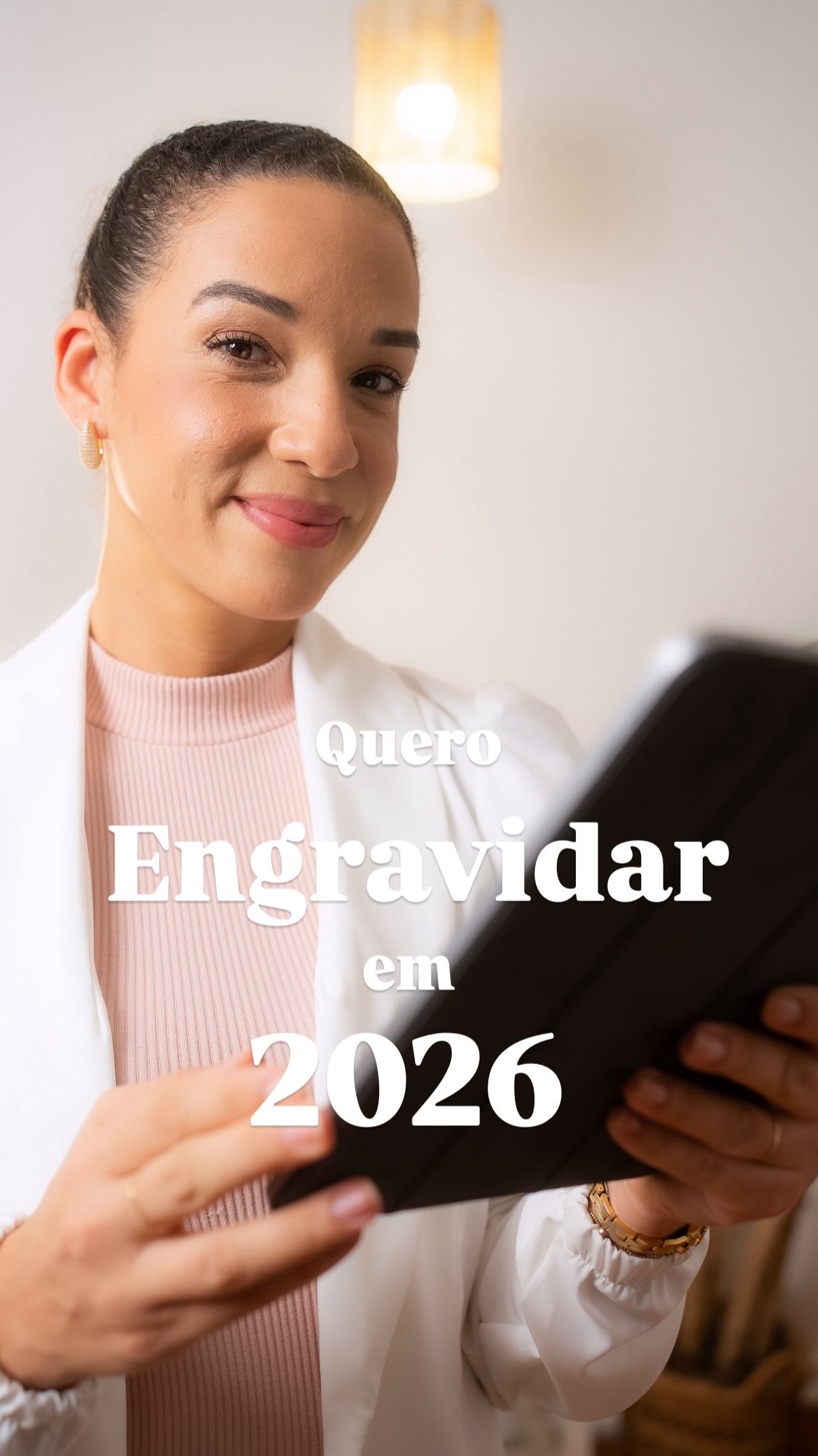 O folato é essencial antes de engravidar porque é nas primeiras semanas, muitas vezes quando a mulher nem sabe que está grávida que acontece a formação do tubo neural do bebê!
Não é só sobre “tomar ácido fólico”.
É sobre preparar o corpo, ajustar alimentação, doses corretas e individualizar.
Se você é tentante ou pensa em engravidar, esse cuidado não pode ficar pra depois.
Agende sua consulta e comece a gestação com mais saude pra você e pro seu bebê.