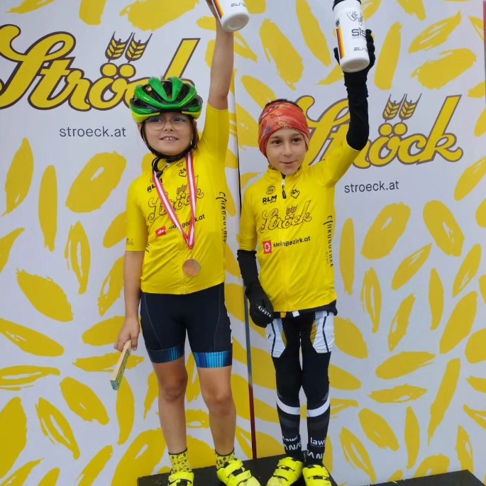 Lisa und Eren hatten durch ihren Gesamtsieg in der U9 des @stroeckbrot Donauinselcups p/b @wien.meinbezirk.at die Ehre, die von @lisabrennauer signierten und gespendet Trinkflaschen zu gewinnen. Gratulation!
#gofastturnleft #raceday #critracing #kidsracing #youthracing #viccrd