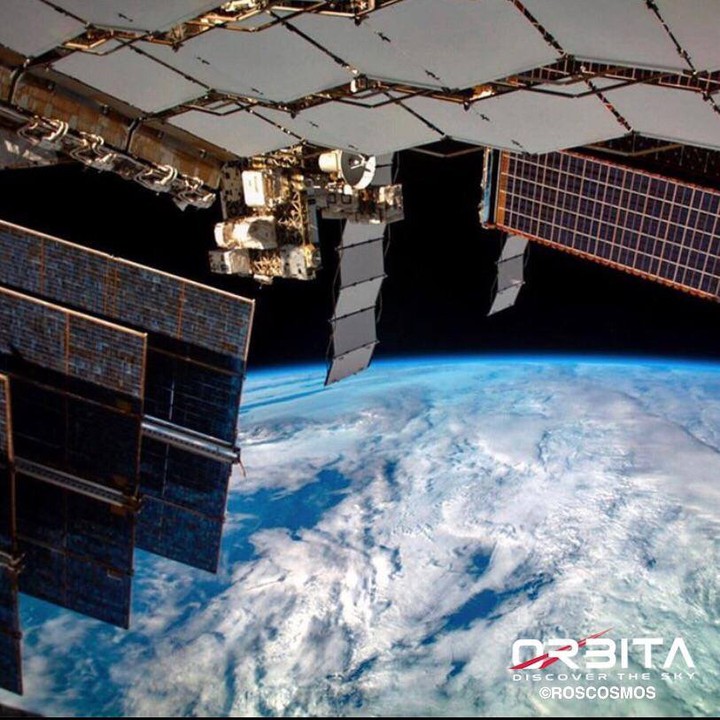 Aggiornamenti dalla ISS.
In previsione dell'arrivo del cargo spaziale MS-14 il giorno 25 Aprile, l'attuale #ORBITA della Stazione Spaziale Internazionale è stata adeguata per permettere un rifornimento programmato. Per fare ciò, i motori del modulo Zvezda (modulo centrale della sezione di competenza Russa) sono stati accesi per meno di un minuto.
Di conseguenza, l'altitudine dell'orbita della stazione è diminuita di 1700 metri, a circa 418,5 km sopra la Terra. Il veicolo di approvvigionamento fornirà 700 kg di carburante e gas, 1350 kg di attrezzature e merci varie, nonché cimeli festivi per il 75° Anniversario della vittoria nella Grande Guerra Patriottica .
Foto del cosmonauta @@roscosmosofficial Anatoly Ivanishin.
#ORBITA, discover the sky
·
·
·
·
·
·
·
·
·
·
#space #astronomy #astrophotography #riss #esa #nasa #hubble30 #roscosmos #earth