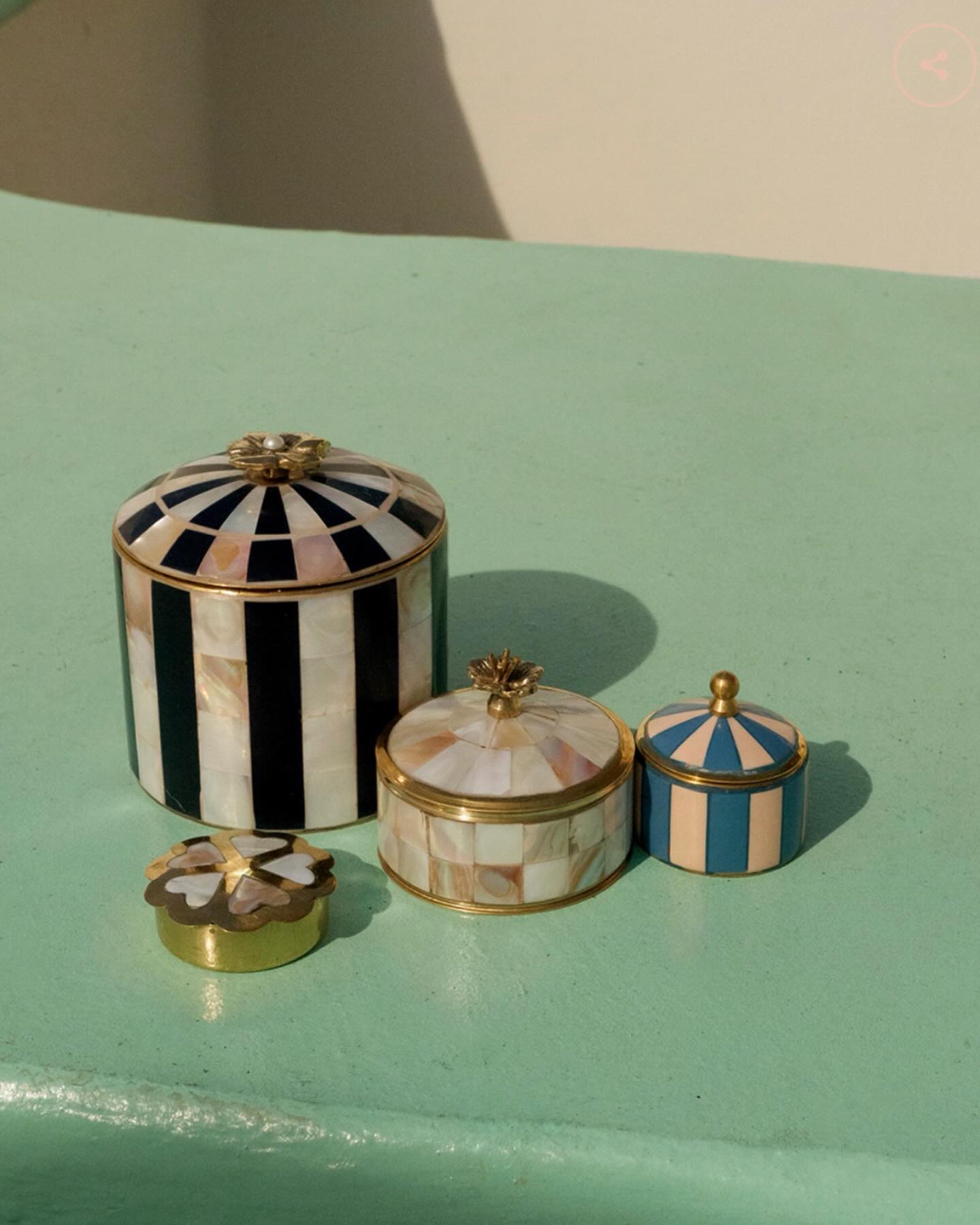 ✨ Par ici les jolies boîtes à bijoux @doinggoods ✨
Nous venons de recevoir de superbes boîtes en laiton et en nacre, délicatement travaillées signées Doing Goods.
Des objets précieux aux inspirations indiennes, parfaits pour ranger ses petits trésors, bijoux, mots doux ou secrets bien gardés ❤️
📍 La boutique est ouverte aujourd’hui de 11h à 19h
(avec une petite pause dans l’après-midi, histoire de recharger les batteries ☕)
📍 Le Puits d’Amour
113 rue Fondaudège
Quartier Jardin Public – Bordeaux
Des objets beaux, sensibles, faits pour durer… et surtout pour faire plaisir ✨