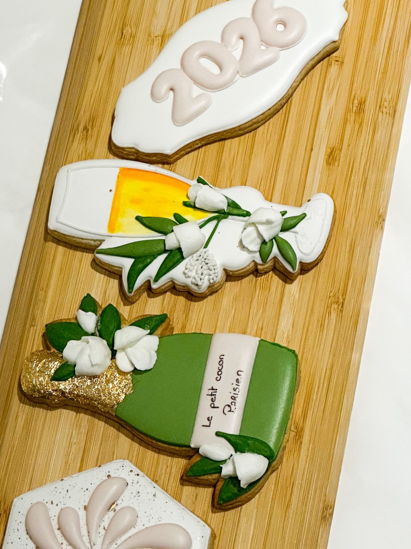 Commande du Nouvel An…
@lepetitcoconparisien_ vous gâte lors de vos séjours!!
Quelle sera sa prochaine surprise ?
__________________
Karu Sweets Design | Biscuiterie artisanale & personnalisée
🧑🏾🍳 Christmina, biscuitière passionnée
🍪 Biscuits sur mesure,personnalisés, pour tous les événements
🤲🏾 Entièrement fait à la main, du biscuit au décor
📦 Livraison en France métropolitaine et dans les DROM
🛒 Click & Collect Orly (94)
Commande en MP ou sur le site (délai 14 jours minimum)
www.karusweetsdesign.com