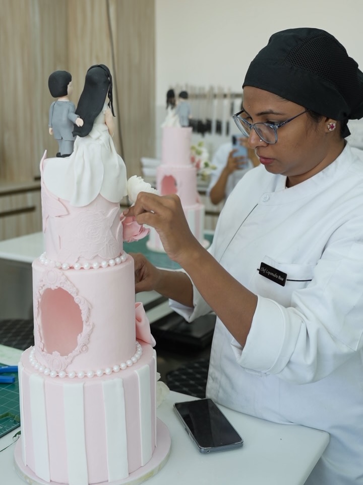 Trust the process. ✨
It’s amazing to see our students creating professional-tier work like this during their 6-week course.
This class was all about structure, stability, and intricate design details.
Swipe ➡️ to see the incredible texture and details. This student absolutely nailed it.
The confidence they are building week after week is incredible. ❤️👨🍳
#BakingHubAcademy #StudentProgress #BakingCourse #NotDoneYet #WeddingCakeModule PastrySchool LearningCurve CakeArtist FondantSkills BakingClassIndia