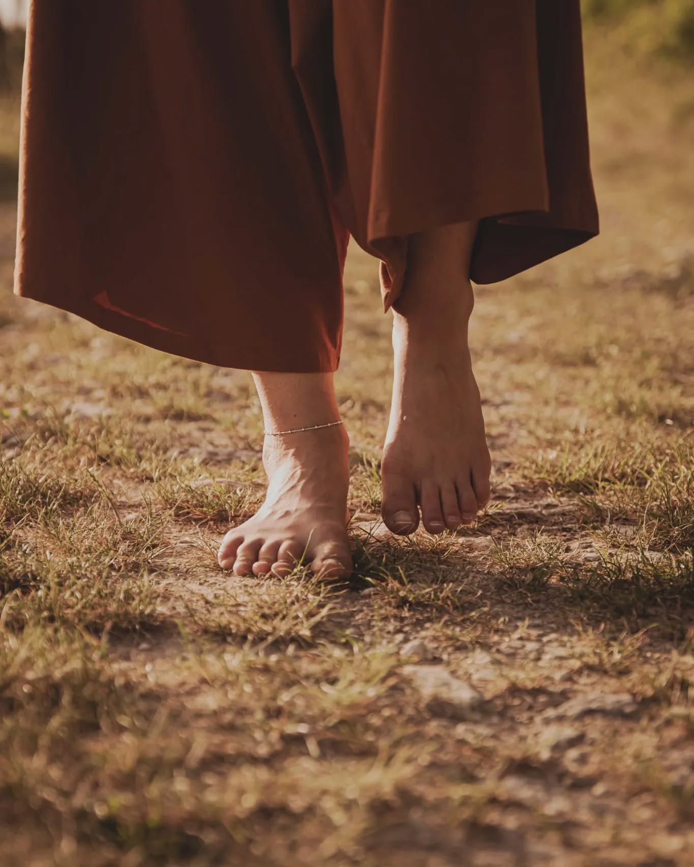 LE CHEMIN EST LE SENS
Il arrive qu'un voile se dépose sur notre réalité. Les chemins se font plus troubles, la destination plus lointaine.
Pourtant, pas à pas, les paysages alors inconnus deviennent familiers. L'esprit rassuré avance bon train avant qu'un nouveau croisement laisse place à l'inconnu, au questionnement : suis-je sur le bon chemin ?
J'ai alors compris que le sens est le chemin et non l'inverse.
A méditer ?
#sensdelavie #randonnée #yoga64 #philosophie #thinkingaboutit #amediter #méditation #pleineconscience conscience #consciencepositive #Fanny.yogamayucha #yogaphilosophie #yogashooting #photoyoga #yogasunset #cheminerverssoi #chemindevie #svadharma #exister