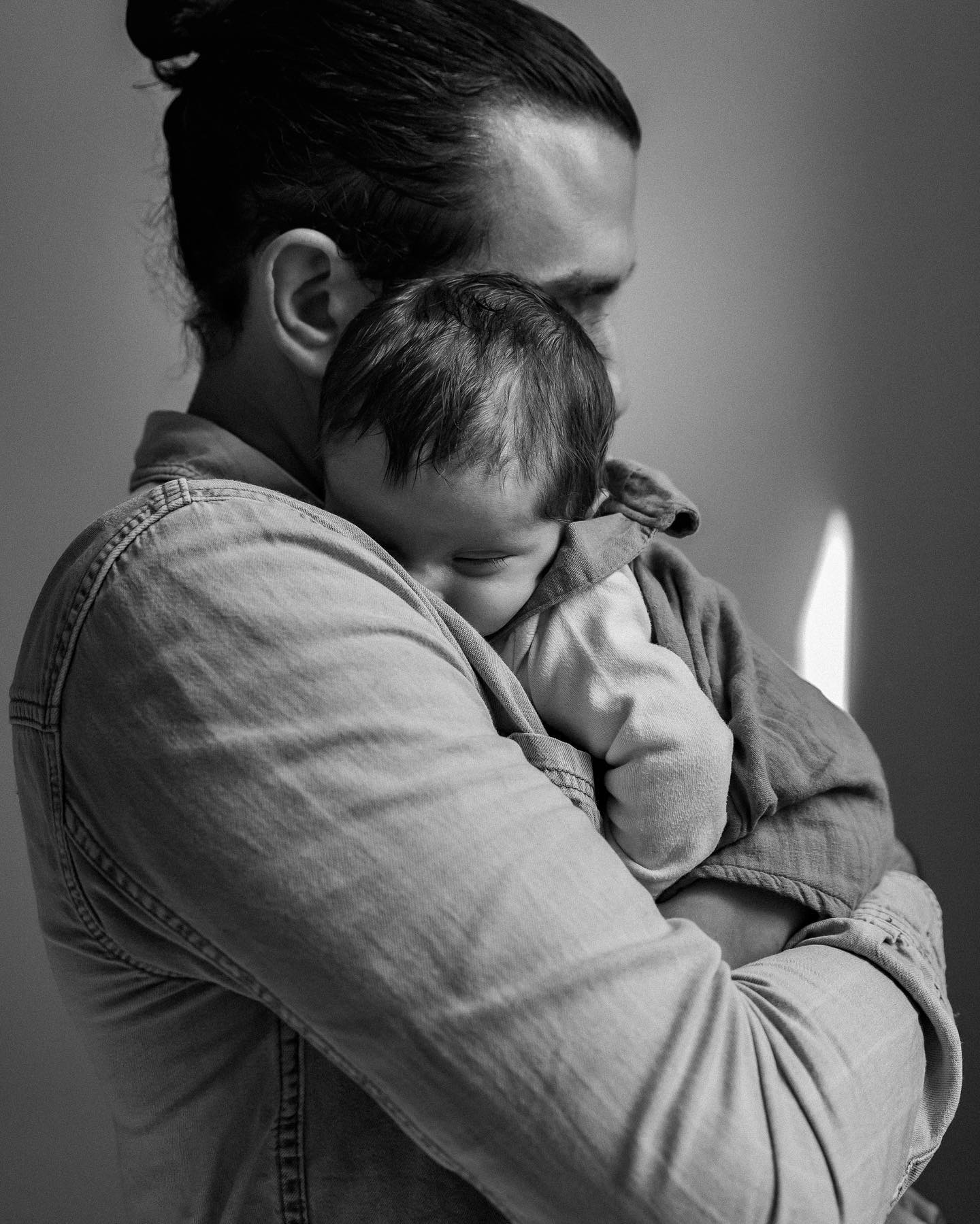 Le rush des mariages d’été terminé… on reprend les séances toutes douces des babies…🤎
Avec les bras enveloppants et rassurants de ce papa pour son petit garçon 🩶
N’hésitez pas à ajouter ma séance naissance à votre liste de naissance ou à votre liste de Noël… ✨
Reportage complet bien bientôt en ligne // emmanoam.com/histoires-de-vie 🍁
Et encore merci à cette magnifique famille pour leur confiance 🤍
#photography #photographe #photographer #photographelyon #baby #bebe #photographenaissancelyon #shootinggrossesse #shootingbebe #photographenaissance #photographefamille #photographefamillelyon #seancephotobebe #portrait #daddy #daddybaby #nikon #bnw #bnwphotography #emmanoam #igerslyon