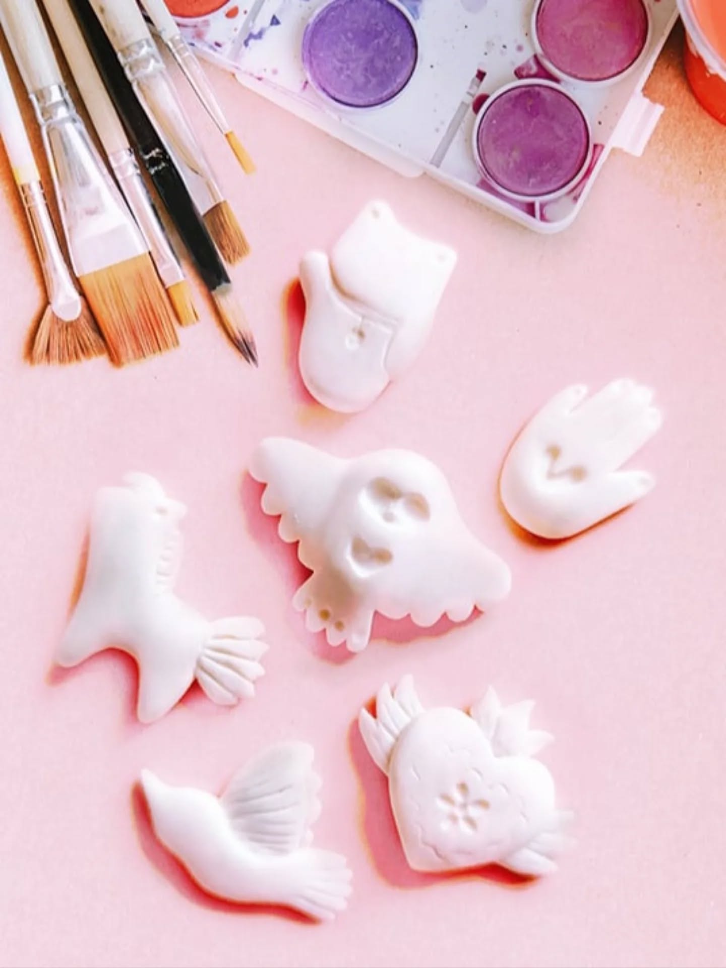 Les z'amulettes... En cours...
Retrouver le plaisir de cette page blanche, le doux rythme de l'atelier...
Je suis en cours de plein de choses mais ça là... C'est ce qui m'enthousiasme.
J'espère que comme moi vous aimerez ces gris-gris réconfortant et qui sait... Peut-être que l'envie vous prendra d'en adopter un.
Les présentations devraient se faire dans quelques semaines... Ou plus tôt qui sait ? 😉
°°°
Photo 1- les amulettes prêtes à être décorées
Photo 2- j'ai toujours porté des gri-gris avec moi, aujourd'hui c'était sous la forme de cette broche qui me suit pour que je me sente un peu partout comme à la maison
Vidéo de la petite amulette chouette dans mes doigts.
°°°
#grigri #clay #portebonheur #apaisement #art