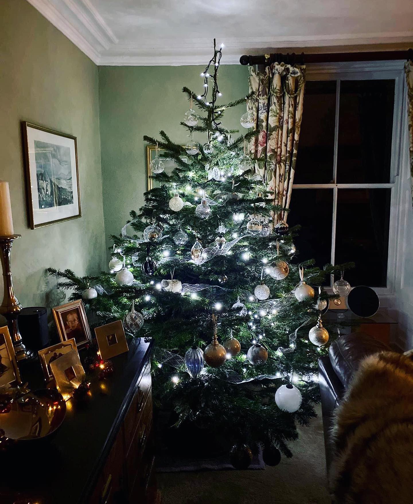 🎄 Pot grown and freshly cut Nordmann Fir up to 12ft available EVERYDAY 10.30am - 5pm, no bookings necessary! Please call on arrival 07805 668090 😊
🎄 The plantation will be open to explore 10.30am - 3.30pm this SATURDAY 11th & SUNDAY 12th December, no bookings necessary. WELLIES ESSENTIAL.
🎄 We will not be selling anymore PYO trees from the plantation this year but a wide range of freshly cut trees are available
We are loving seeing photos of this year’s decorated trees, thanks to Ros Wells for the 📸🎄