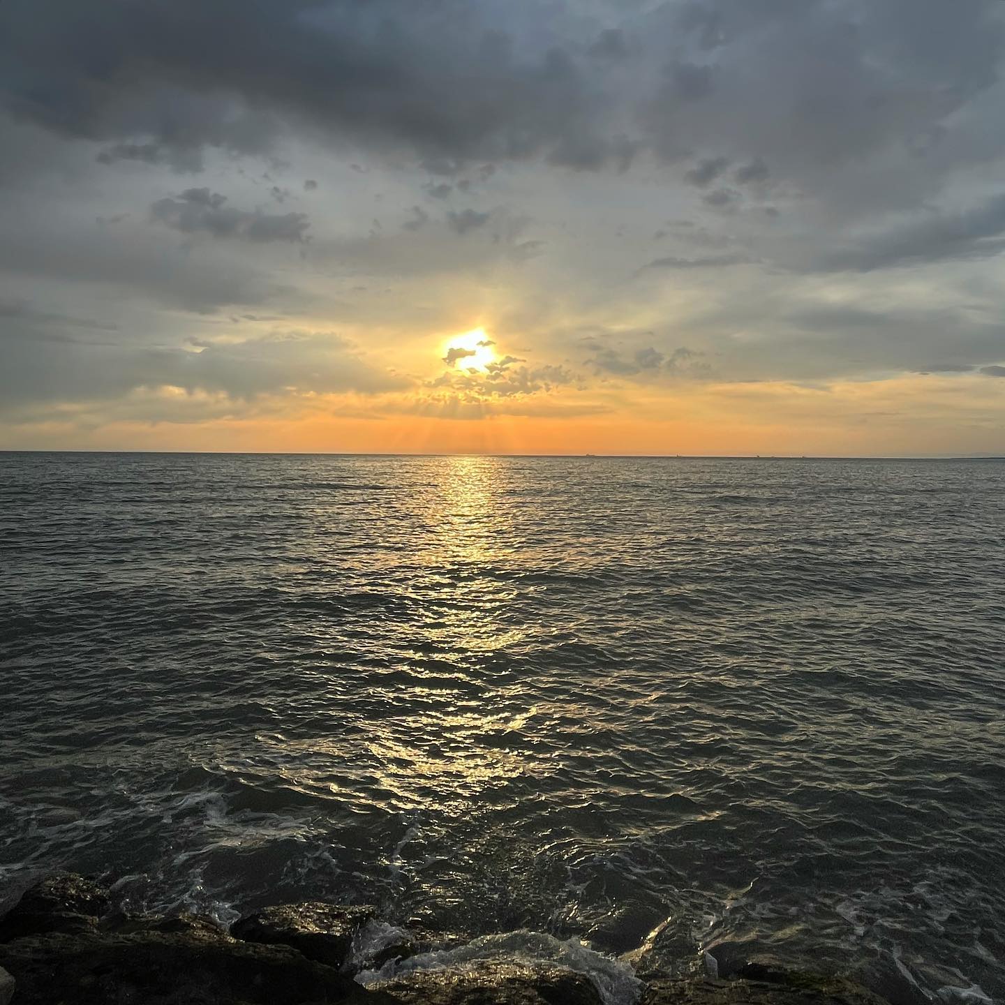 .
Kendinizden, yakın hissettiğinize kaçarsınız ve bundan erdem yapmak istersiniz.
.
ama ben bu “özgeciliğinizin” iç yüzünü bilirim.
.
“Sen”, “Ben”den eskidir,
.
“Sen” kutsanmıştır,
.
ama “Ben” daha kutsanmamıştır:
.
bu yüzden kişi, yakın hissettiğinde arar.
.
.
“Sen” i büyük öteki kavramı üzerinden düşünürsek; kutsanmış olan tüm güçlü olan, her zaman ‘takip edilmesi’ gereken, sözleri ya da istekleri en önemli olan kutsanmış olan ebeveyndir.