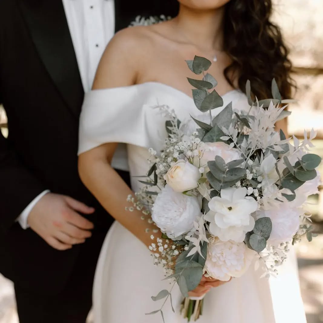 So after the wedding I was supposed to receive this back as my gorgeous bride Sammie was hiring her bouquet... But I didn't.. instead I receive a text .. "how much to keep it ?? I'm in love with it !!" I was thrilled 😄 and as the flowers are faux, the fresh gyp and euc with dry and the bleached ruscus already is dried, the bouquet will still look nice for years 🙏🏽
Beautifully photographed by @kirstylouisephoto