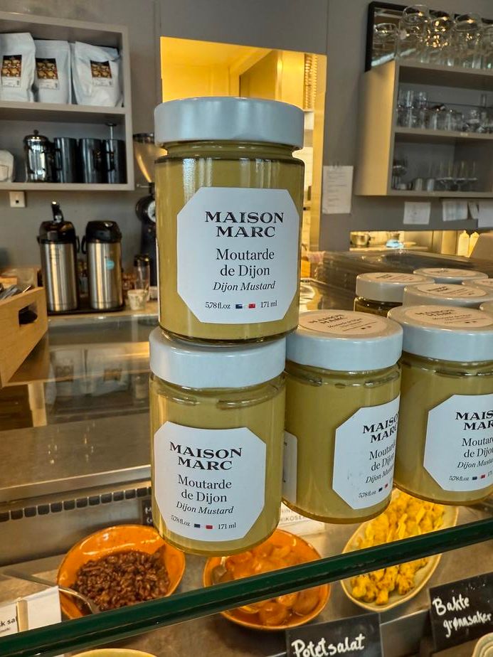 Maison Marc sin Dijon-sennep er mer enn bare en smak – det er tre generasjoners kjærlighet til håndverket.🌿
Laget i hjertet av Frankrike, direkte fra jord til glass – uten mellomledd. En ekte hyllest til kvalitet og historie.