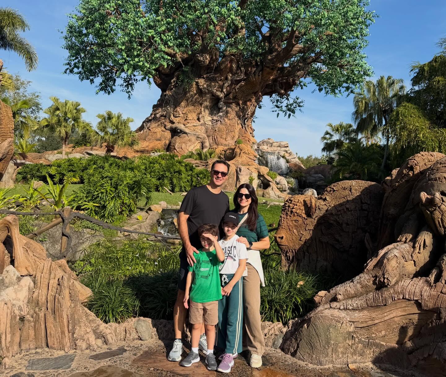 Disney 2026 com muita risada, diversão e montanha russa (foi minha cota da vida já).
Nosso “pequeno” grupo era animado e sempre tinha uma paradinha pro lanche e pro café ☕️. E, claro, que só acabava quando terminava. Fechar o parque era com a gente mesmo.
Foi uma delícia esses dias 🤩.
🏰✨