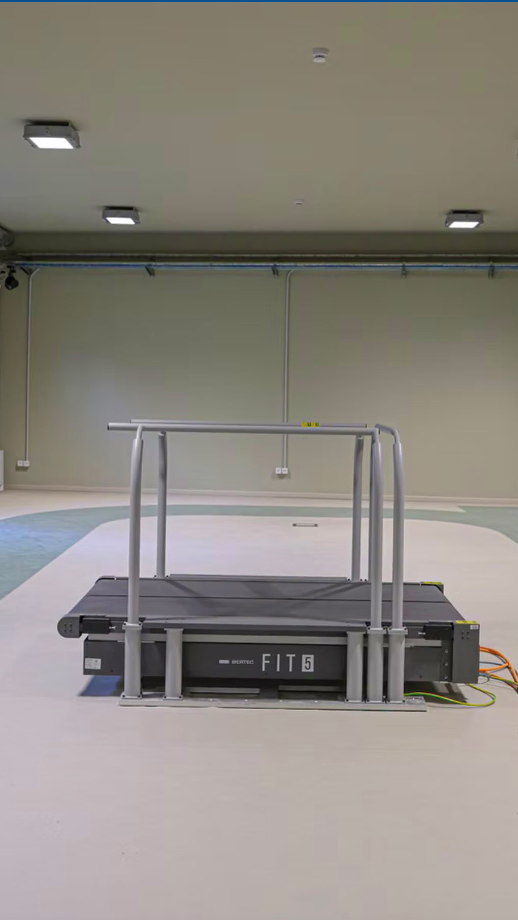 𝐑𝐢𝐪𝐮𝐚𝐥𝐢𝐟𝐢𝐜𝐚𝐳𝐢𝐨𝐧𝐞 𝐄𝐱 𝐏𝐚𝐫𝐝𝐨𝐜𝐜𝐡𝐢 | Pontedera
Costruire Srl ha completato l’intervento di riqualificazione e trasformazione edilizia del capannone UMI I all’interno del complesso Ex Pardocchi, nel Comune di Pontedera, per conto della Scuola Superiore Sant’Anna, nell’ambito del Polo Sant’Anna Valdera e dei programmi di valorizzazione degli immobili destinati alla ricerca e all’innovazione finanziati con risorse PNRR.
L’intervento ha previsto la rifunzionalizzazione completa dell’edificio, trasformando un precedente spazio produttivo in un ambiente tecnico-specialistico progettato per ospitare attività di ricerca avanzata.
Gli spazi interni sono stati configurati per accogliere apparecchiature scientifiche ad alta complessità, tra cui un tapis roulant strumentato BERTEC FIT5 di provenienza statunitense, utilizzato per analisi biomeccaniche del movimento umano, studi sulla locomozione e sull’interazione uomo-macchina, che ha richiesto soluzioni edilizie e impiantistiche con elevati standard prestazionali.
Le lavorazioni hanno interessato la realizzazione di pavimentazioni tecniche continue ad alta planarità e stabilità, fondamentali per l’installazione di sistemi di misura dinamica e per il controllo delle vibrazioni, oltre alla predisposizione di infrastrutture dedicate per l’alimentazione elettrica e il passaggio dei cablaggi, con canalizzazioni a vista e controsoffitto tecnico ispezionabile, progettato per garantire flessibilità futura e manutenzione degli impianti.
L’intervento ha incluso anche la riqualificazione degli spazi esterni e delle aree di pertinenza, con la realizzazione di percorsi pedonali drenanti, sistemazioni a verde e finiture coerenti con il contesto architettonico esistente, mantenendo un equilibrio tra recupero e funzionalità contemporanea.
Un progetto che conferma l’esperienza di Costruire Srl nella realizzazione di interventi complessi per la ricerca e l’innovazione.
#costruiresrl #costruiremontecarlo #scuolasuperioresantanna #pisa