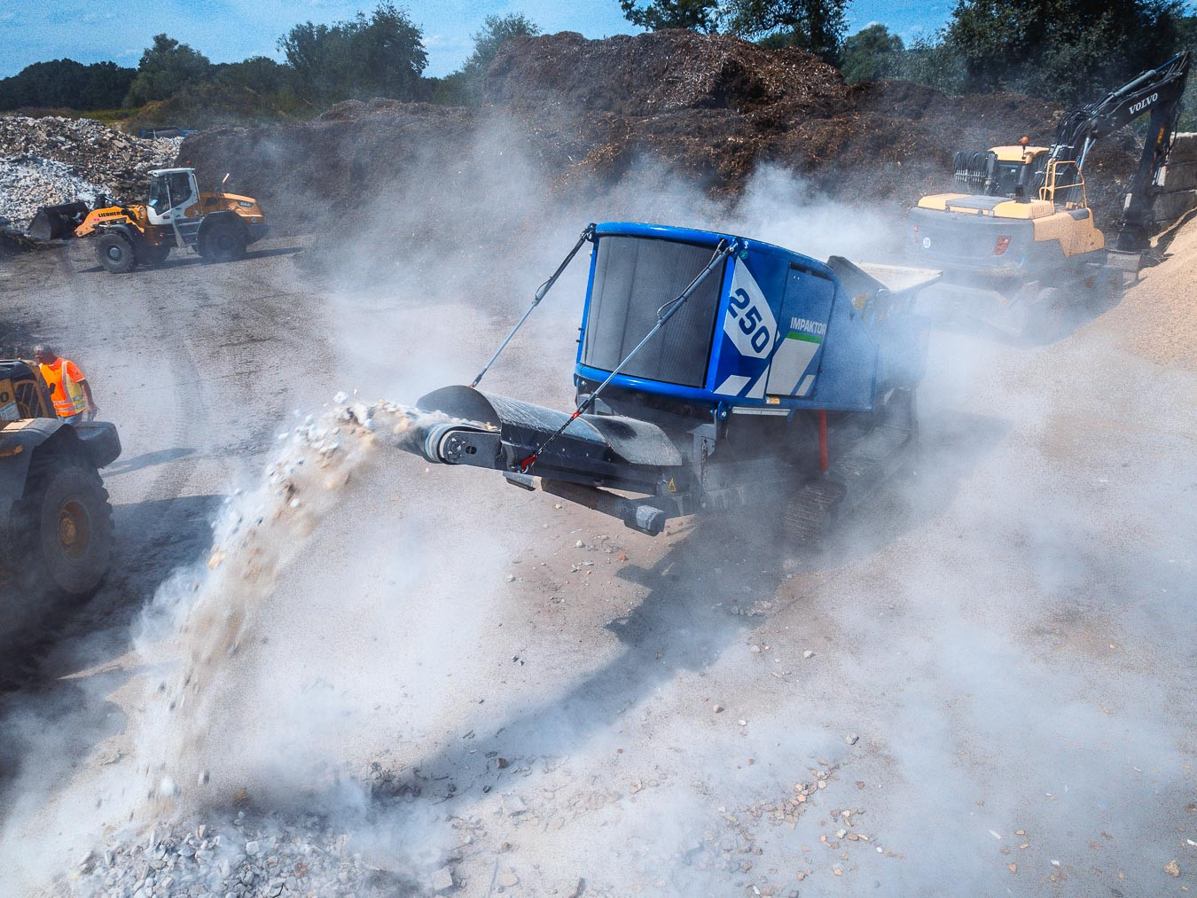 Kompakt von außen – kompromisslos stark im Inneren. 💪
Der Eggersmann IMPAKTOR 250/350 ist ein Zweiwellenzerkleinerer, der genau dort punktet, wo es im Alltag zählt: zuverlässige Zerkleinerung, robuste Technik und maximale Kontrolle über den Prozess. 🫡
Die asynchron laufenden Wellen greifen das Material gezielt und sorgen für eine gleichmäßige Zerkleinerung – auch bei schweren oder sperrigen Stoffen. In Kombination mit den wechselbaren Zerkleinerungswerkzeugen bleibt der IMPAKTOR flexibel einsetzbar und wartungsfreundlich. 🚧
Ob im mobilen Einsatz oder als Teil einer stationären Lösung – der IMPAKTOR 250/350 steht für Effizienz auf kleinem Raum. 👷
👉 Interesse? Melde dich bei uns und erlebe den IMPAKTOR 250/350 live im Einsatz.
#recycling #eggersmann #zerkleinerer #boehmerecycling #wastemanagement