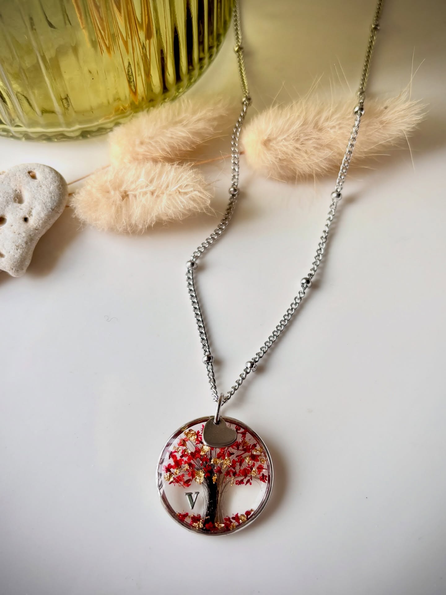 Voici quelques unes des dernières créations hommage qui quittent mon atelier pour revenir vers vous 🥰
Chaque bijou, porte-clé, pierre d’apaisement, renferme un morceau de chaque être aimé. Une empreinte, une pincée de cendres, une petite mèche de poils, une plume, une moustache …✨💚
Pour vous permettre de les garder près de vous et atténuer un peu l’absence 🥹
Merci 🫶
Aurélie 💚
#hamanas #bijousouvenir #petmemories #petmemorial #chat