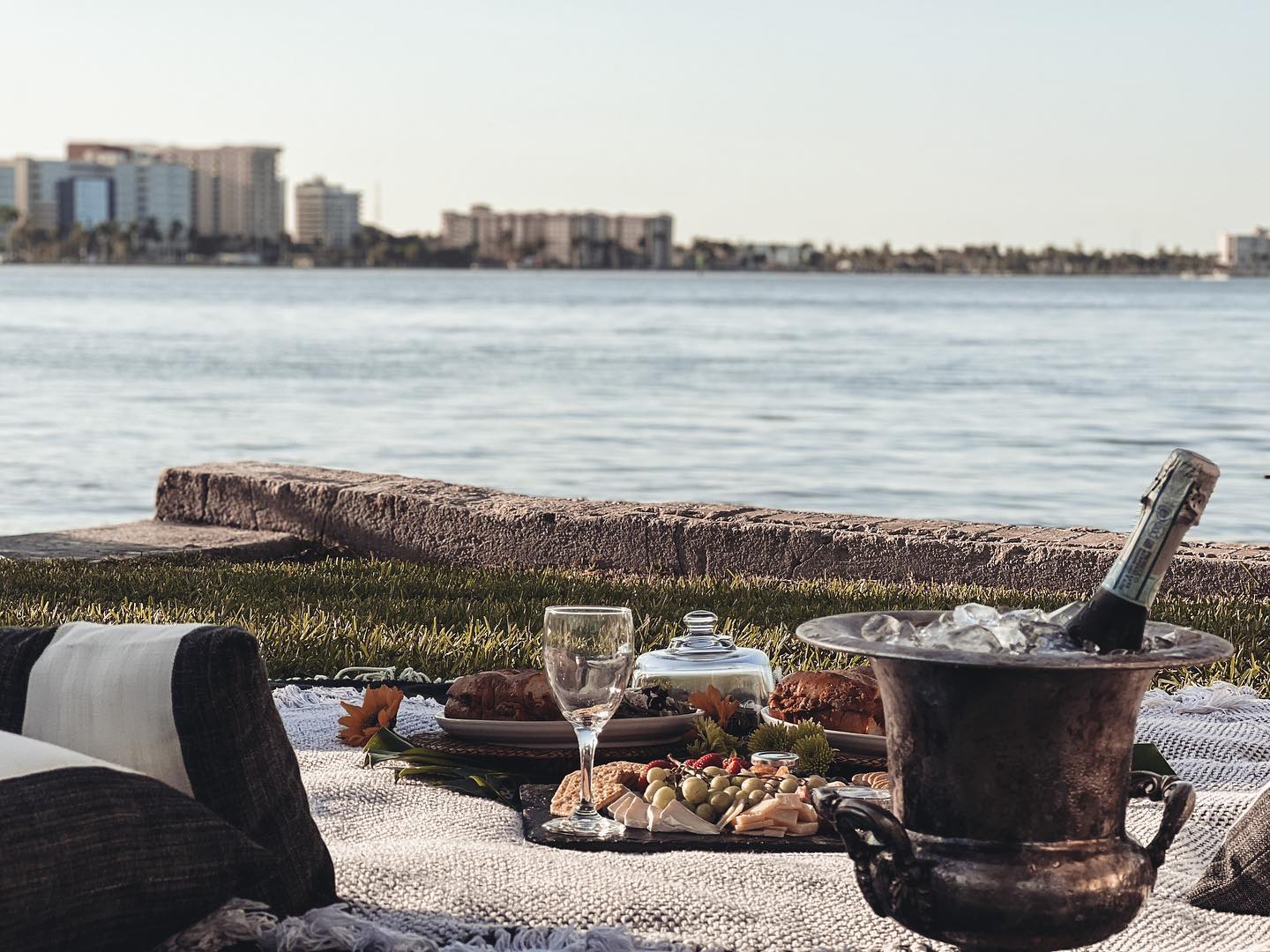 Hope everyone had a safe weekend!
Happy Summer from Palm Beach Picnics!
Cuisine by @lynoraskitchen
Charcuterie and Curation by @salengland
#palmbeachpicnics #pbpicnics #picnic #americanpicnic #romantic #romances #datenight #sunset #sunsetpicnic #wpb #royalpoinciana #palmbeach