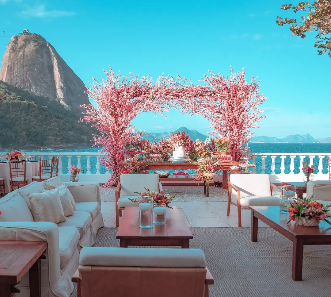 Lounges ao ar livre perfeito para os convidados relaxarem, se divertirem e apreciarem umas das paisagens mais linda do #Riodejaneiro 🩷
.
.
Local: @circulomilitardapraiavermelha
Bolo: @casalgarciabolos
Doces: @desirecacau
Buffet: @artedossabores
Bar: @joe.drinks
Mobiliário: @portaldooriente
Paisagismo: @araujoverdeplantas
.
.
#casorioperfeito #decorcasorioperfeito #casorioperfeitodecoracao
#decorcasamento
#casamentosrj #casamento #noivas #noivas2024
#weddingdecor #eventosrj
#WeddingDesign #WeddingCeremony #DecoraçãoCasamento #ProjetoPersonalizado
#EventDesign #PartyDesign #RiodeJaneiro #CasamentoBoutique #miniwedding #decorclassica #decormoderna
#decoracaodecasamento
#decoracaodeeventos